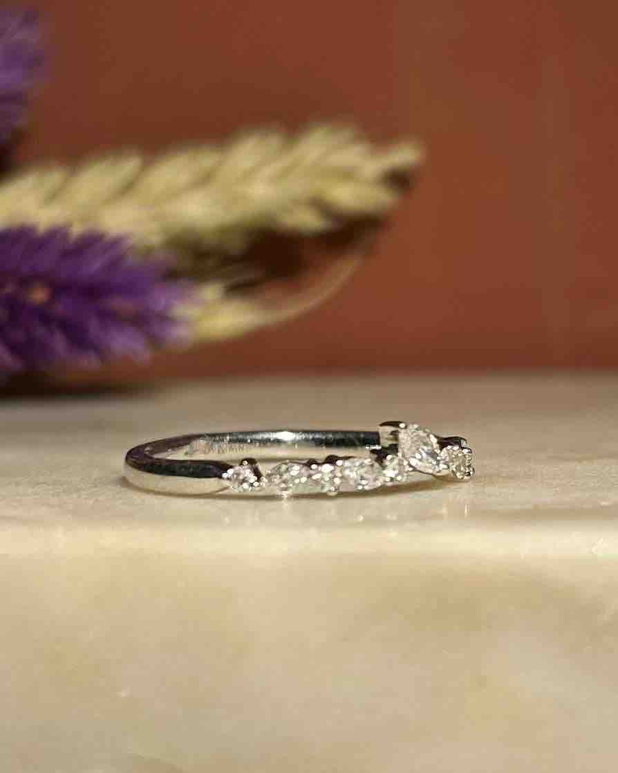 Media alianza navette y diamantes redondos "Ryma"