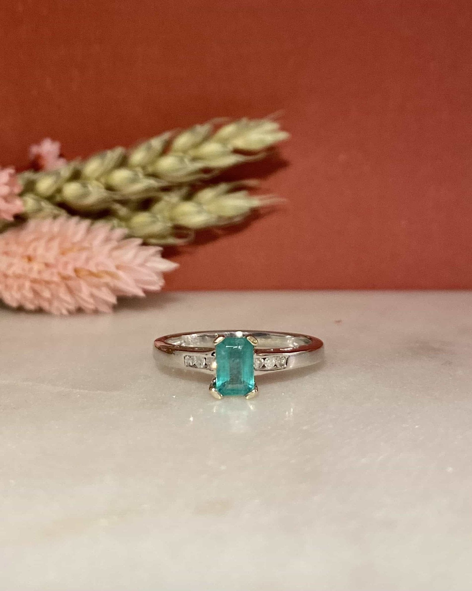Bague Vintage Emeraude 0.50 carat & Diamants "Alexia" - Elliade Paris
