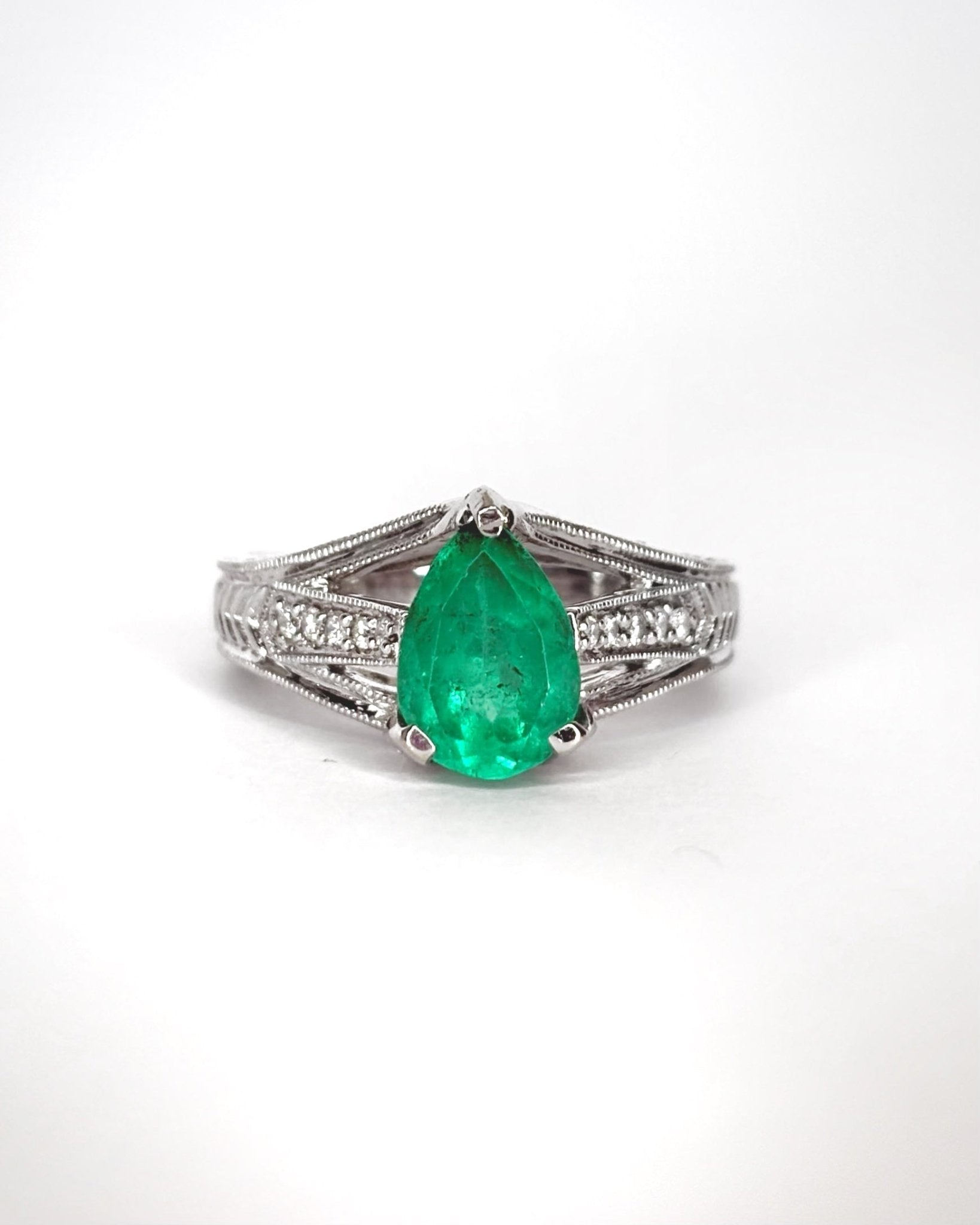 Bague Vintage Émeraude 2 cts & 33 Diamants "Gladys" - Elliade Paris