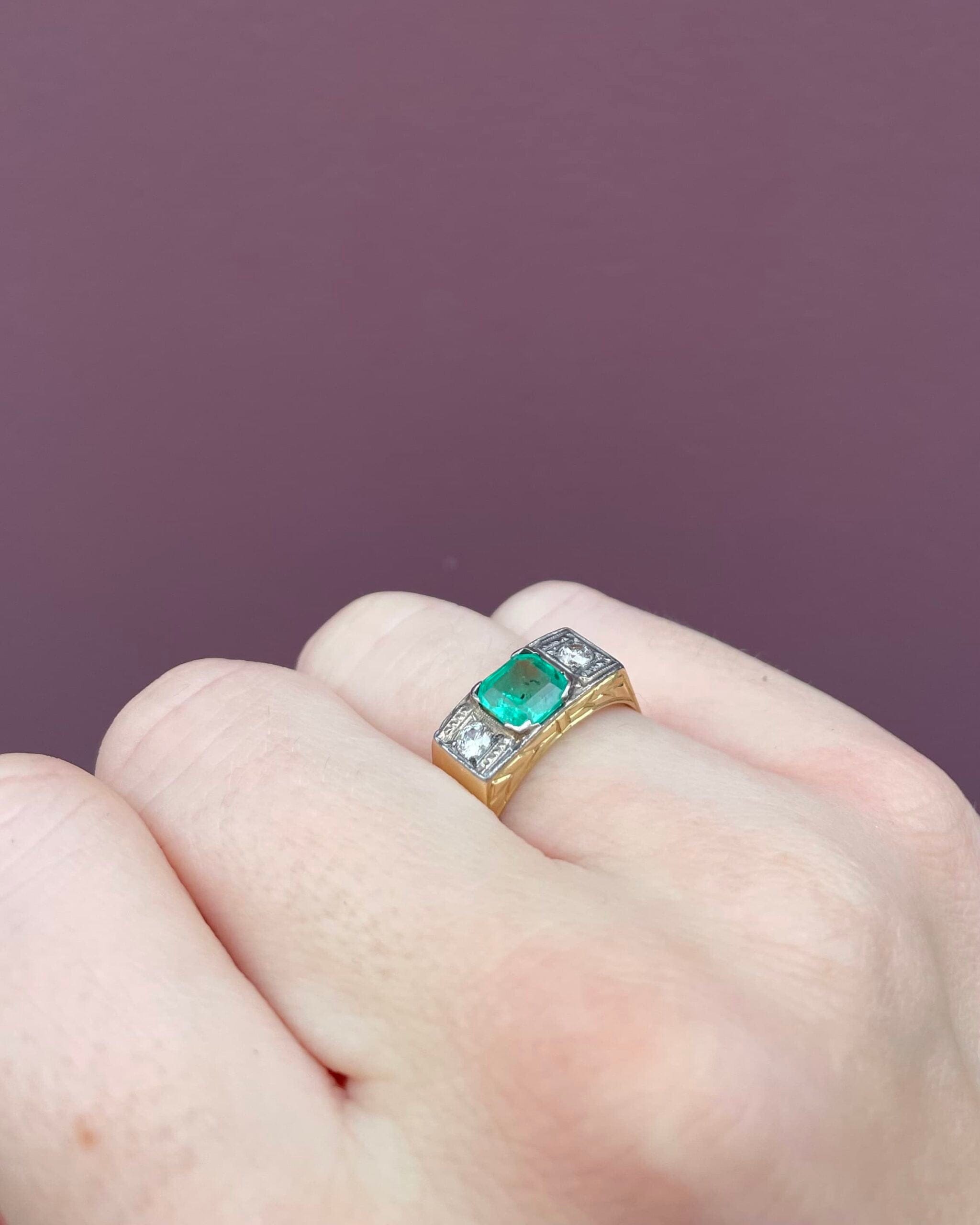 Bague Art-Déco Tank Vintage Émeraude 1.50 carat et Diamants "Aranza" - Elliade Paris