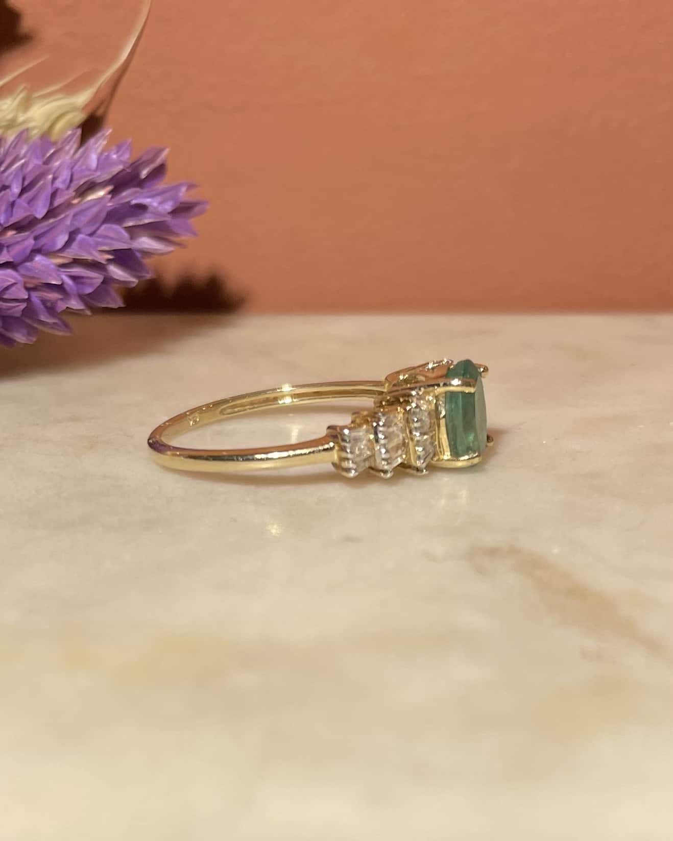 Anillo de trilogía de diamantes y esmeraldas "Denise"