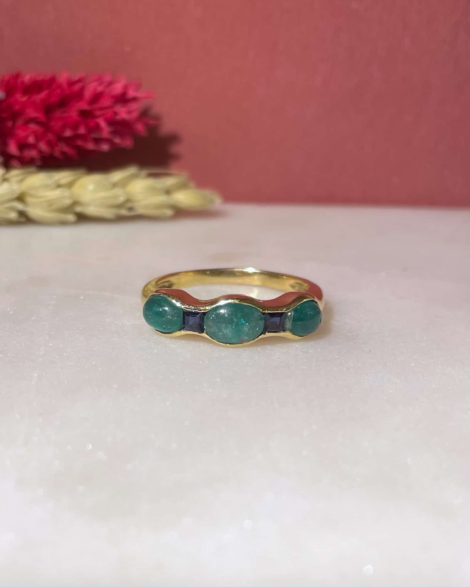 Bague Jonc Émeraudes 1.60 carat & Saphirs "Alison" - Elliade Paris