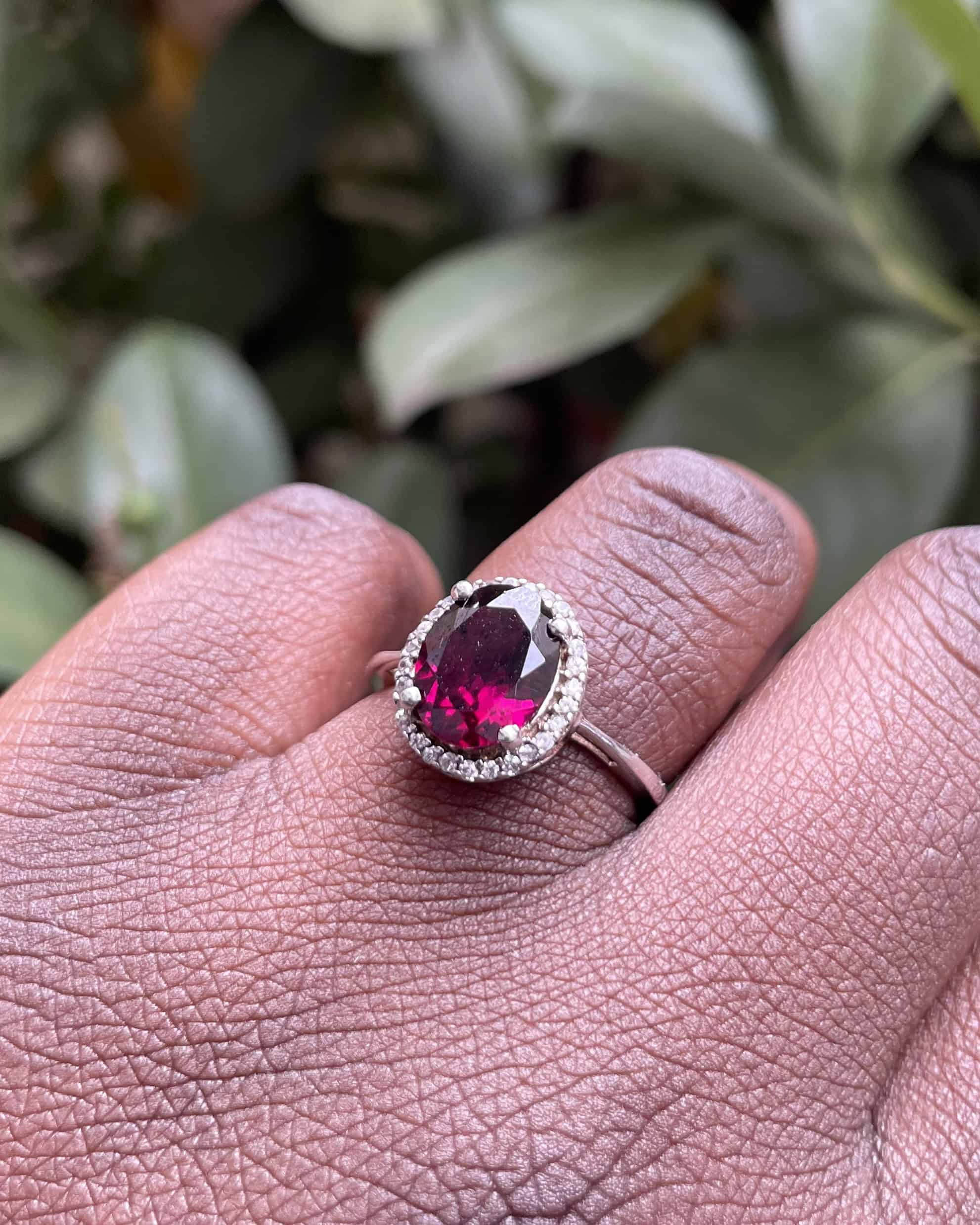 Anillo "Julienne" de margaritas de granate y diamantes de 2,60 quilates