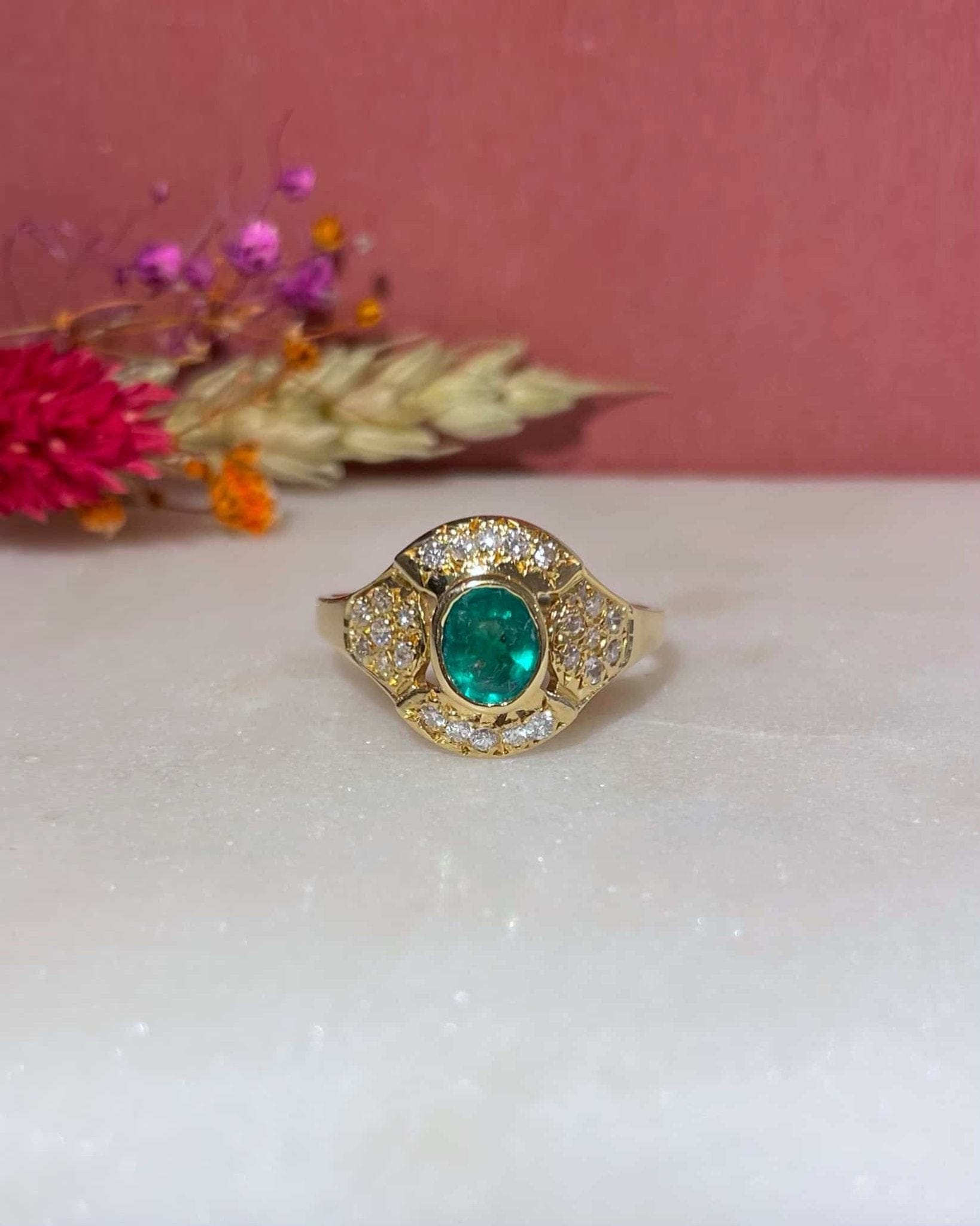 Bague Vintage Jonc Emeraude 0.65 Carat & 24 Diamants "Willow" - Elliade Paris