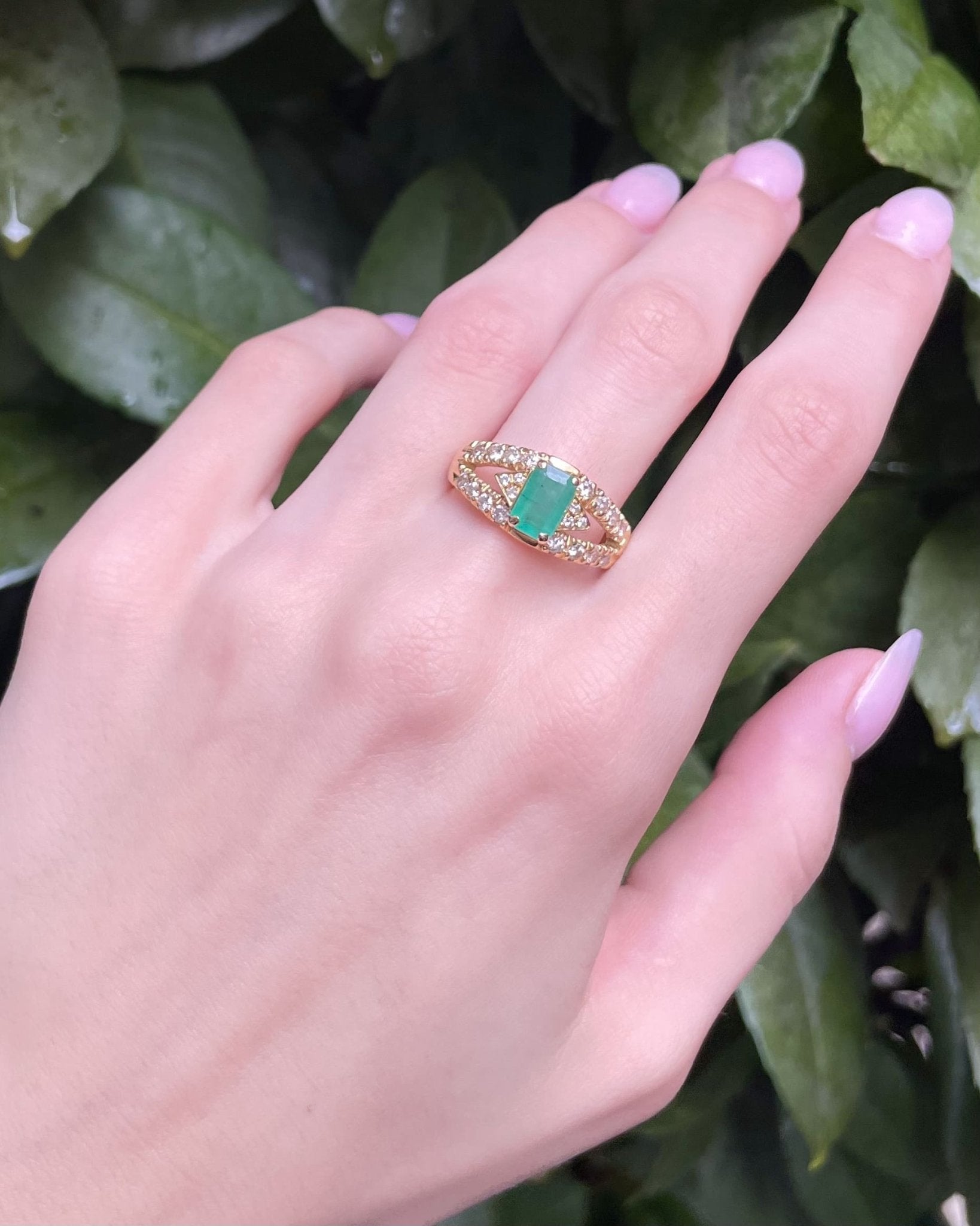 Bague Vintage Jonc Emeraude 0.90 Carat & 22 Diamants "Philippa" - Elliade Paris