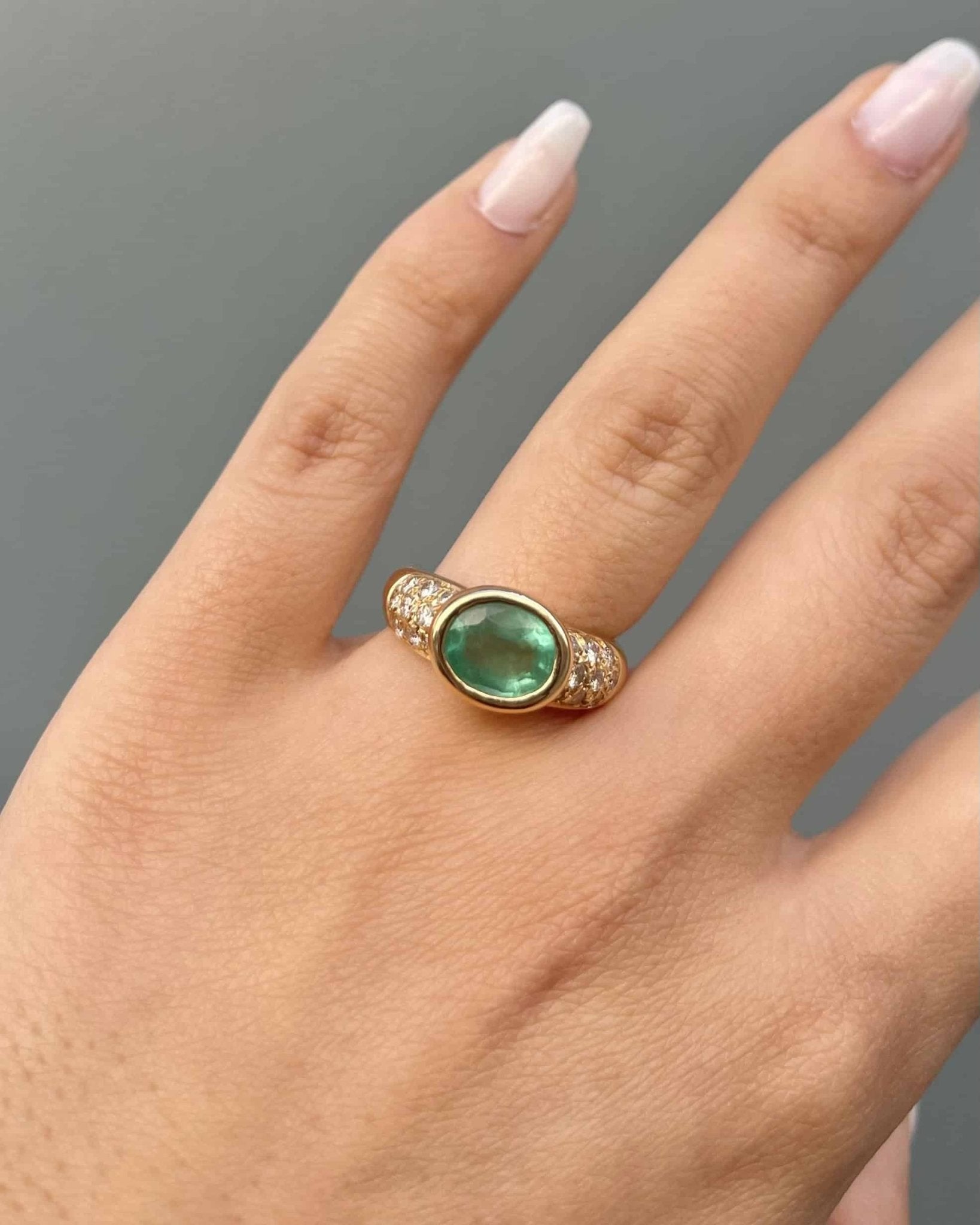 Bague Vintage Jonc Emeraude 1.78 Carat & 18 Diamants "Carolina" - Elliade Paris