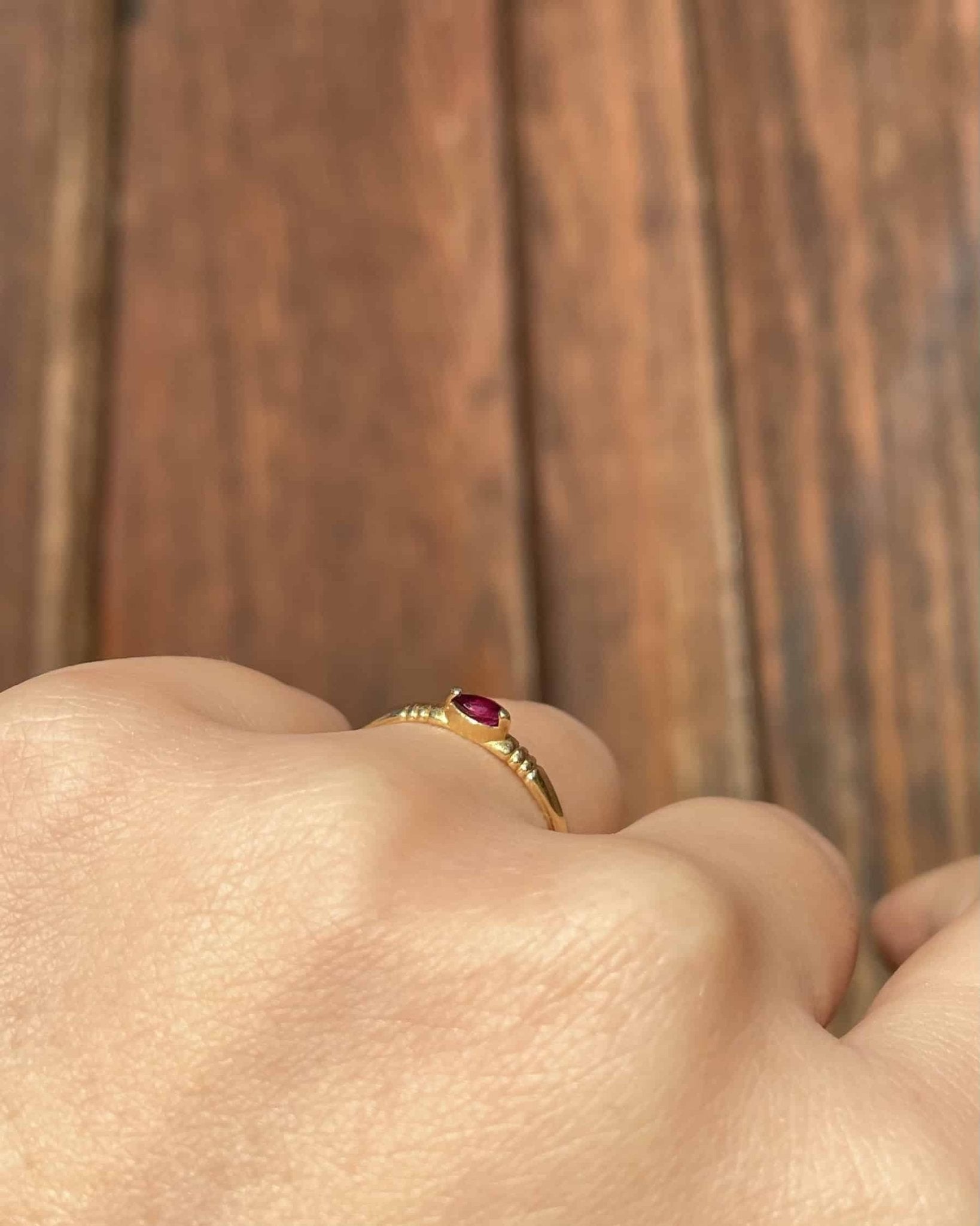 Bague Vintage Jonc Rubis "Sheryll" - Elliade Paris