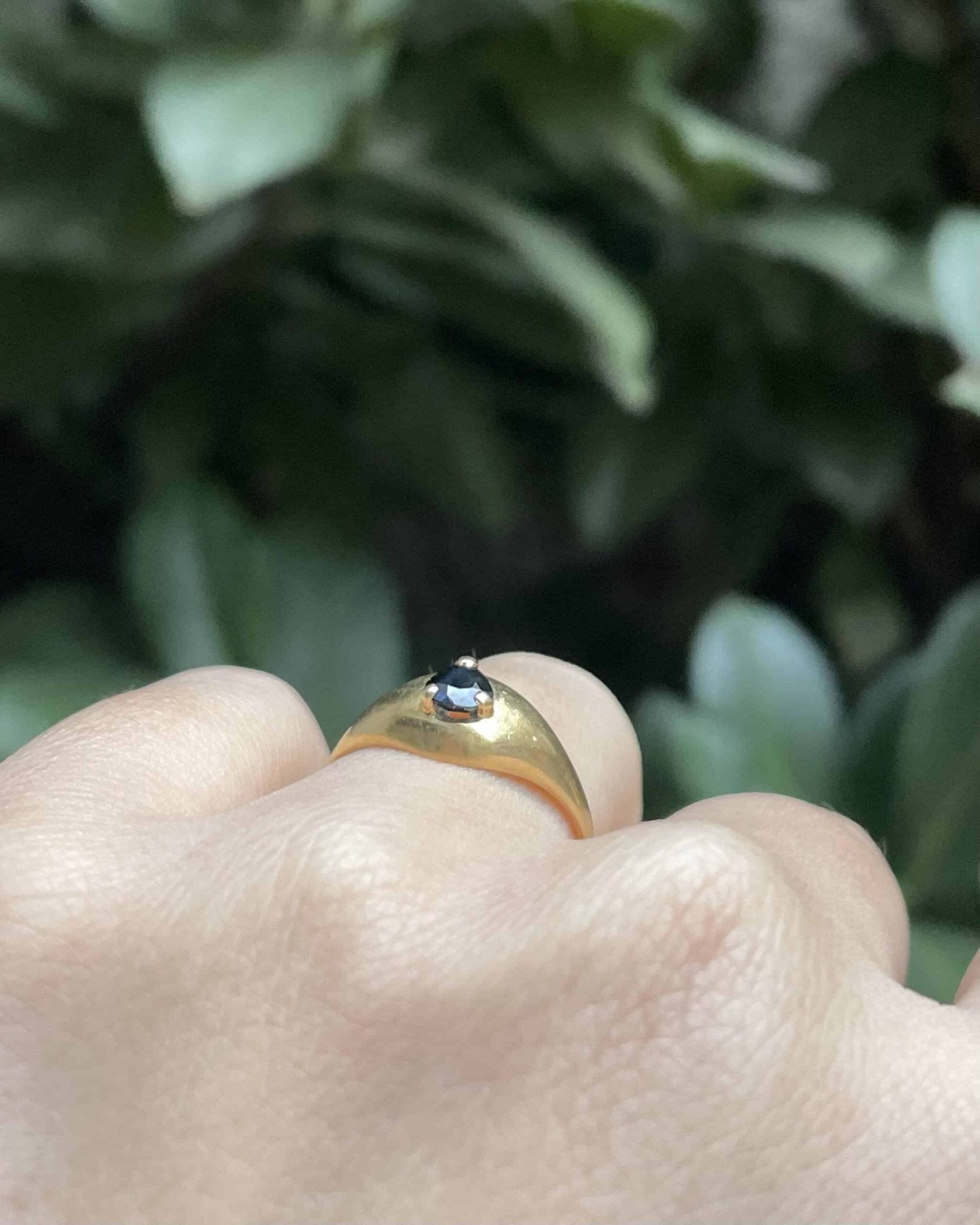 Bague Vintage Jonc Saphir Goutte "Mallomé" - Elliade Paris
