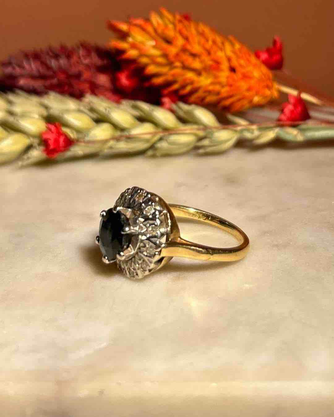 Anillo "Sybella" con margaritas de zafiro y diamantes