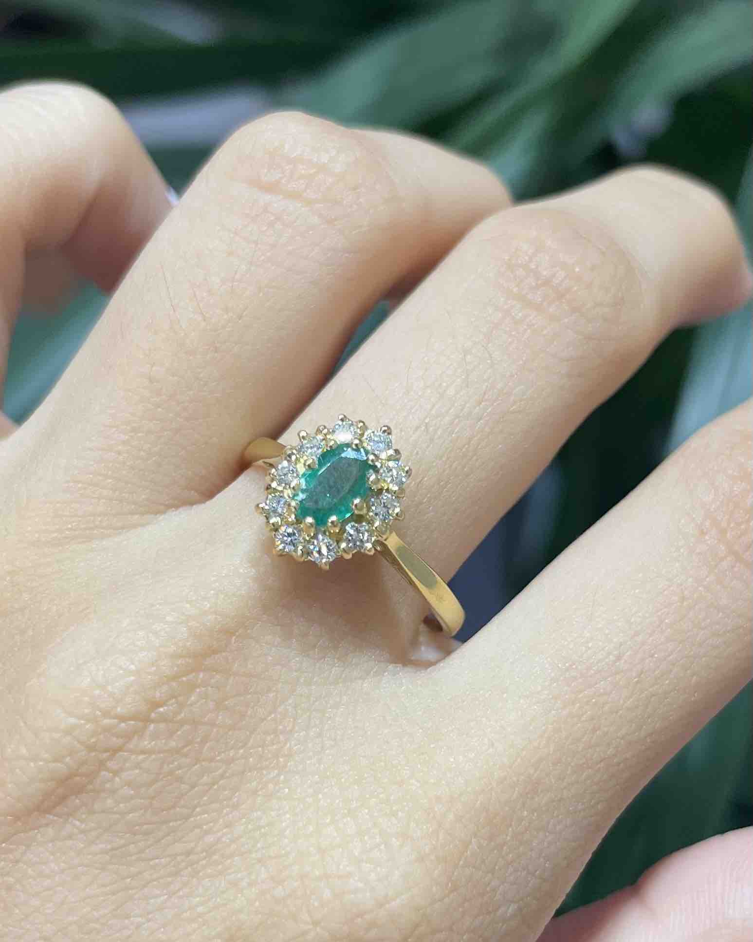 Anillo "Sonya" con margaritas de esmeralda y diamantes