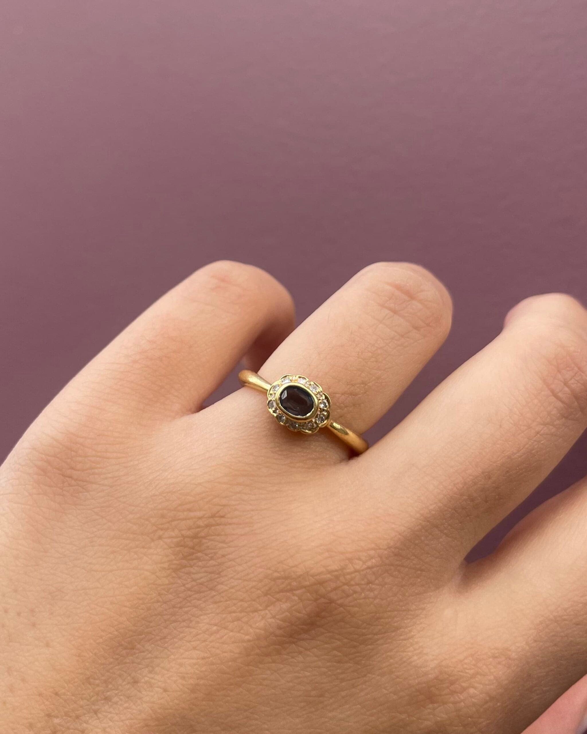 Anillo de margaritas con zafiro "Dream" y 10 diamantes