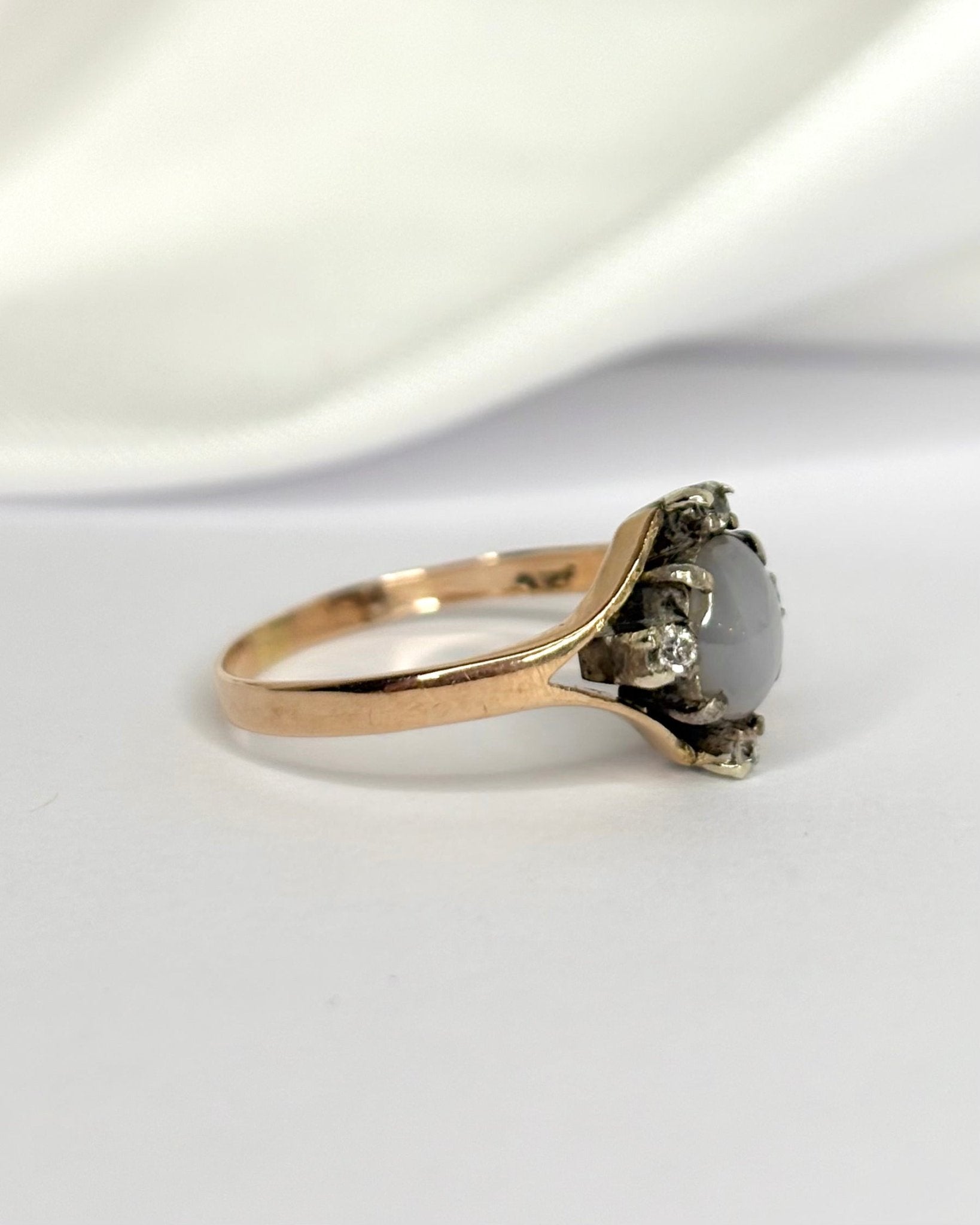 Bague Vintage Saphir Étoilé 1.20 carat & Diamants "Ester" - Elliade Paris