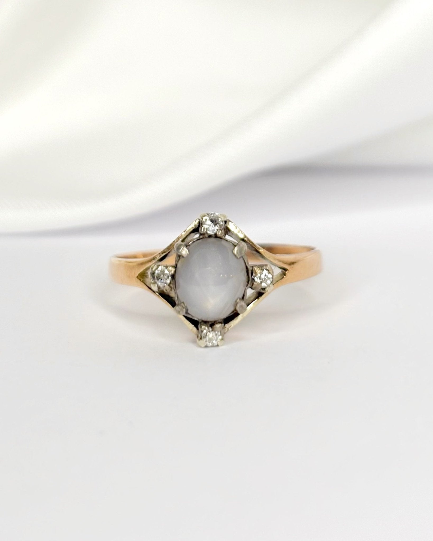 Bague Vintage Saphir Étoilé 1.20 carat & Diamants "Ester" - Elliade Paris