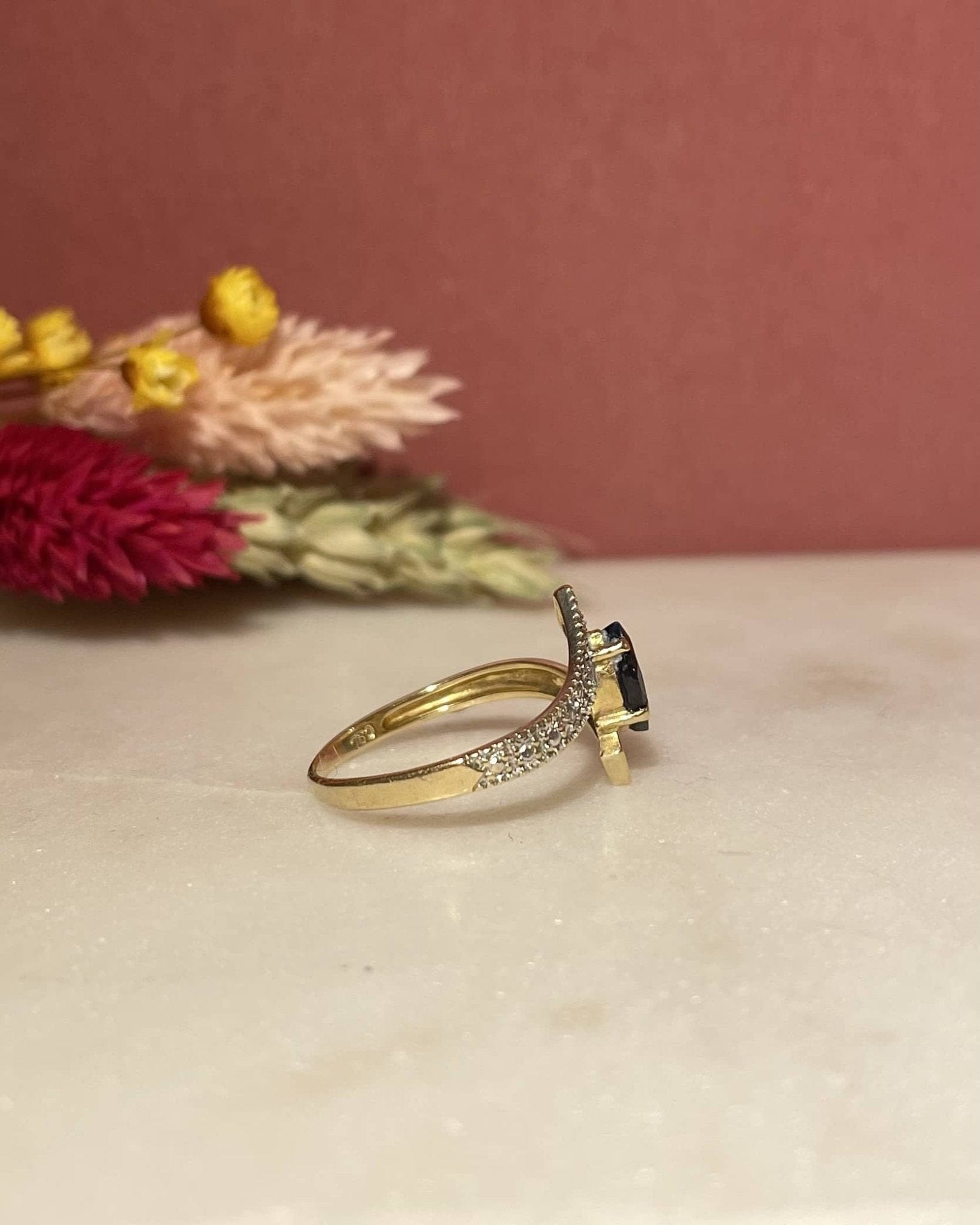Bague Vintage Saphir Marquise 0.70 carat & Diamants "Gaya" - Elliade Paris