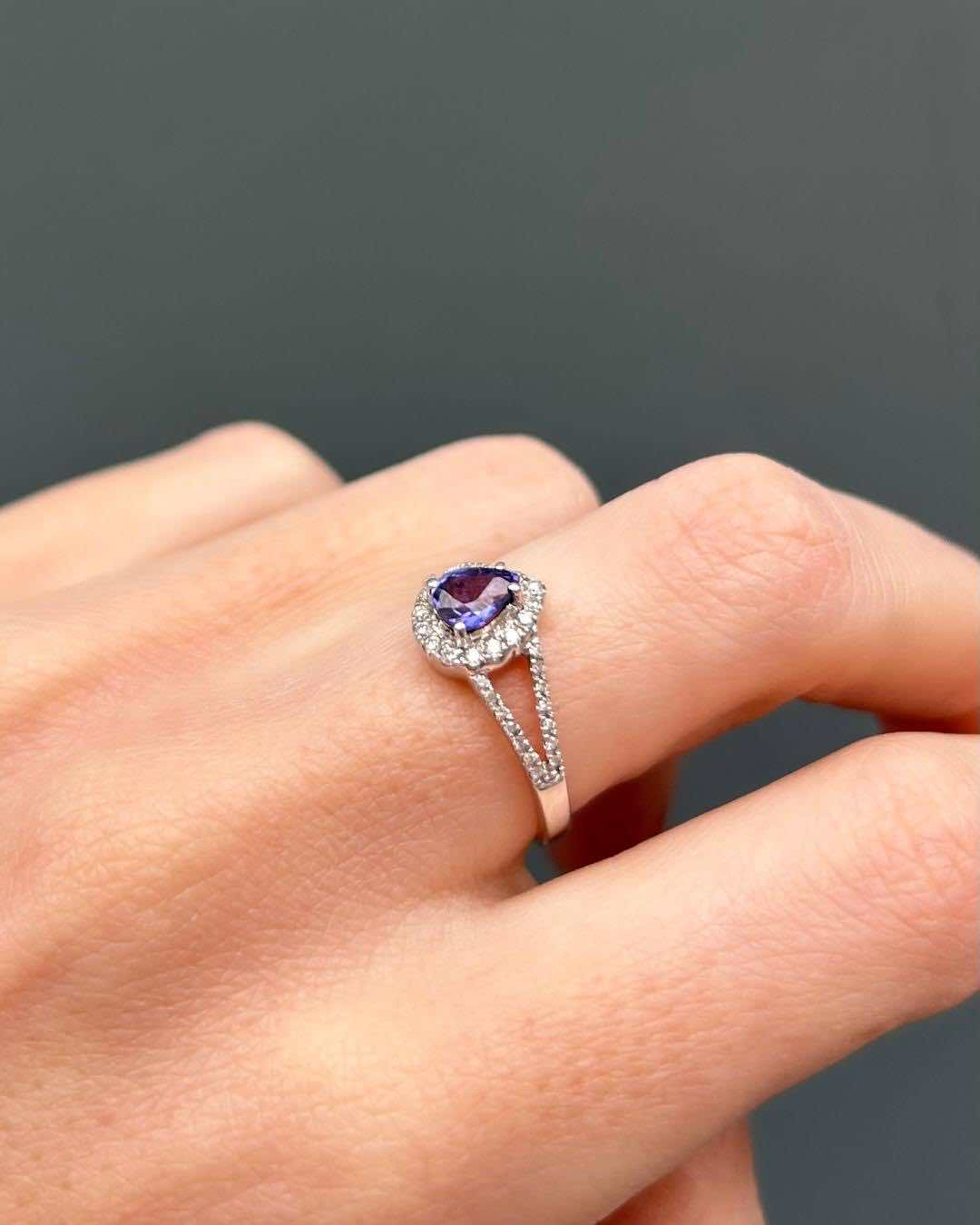 Bague Vintage Saphir Violet 0.75 carat et 43 Diamants "Téa" - Elliade Paris