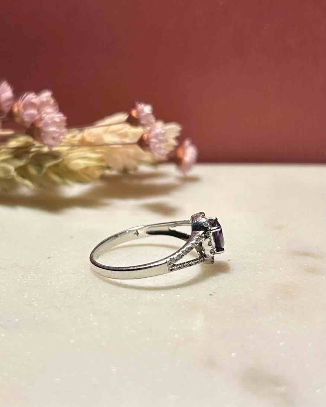 Bague Vintage Saphir Violet 0.75 carat et 43 Diamants "Téa" - Elliade Paris