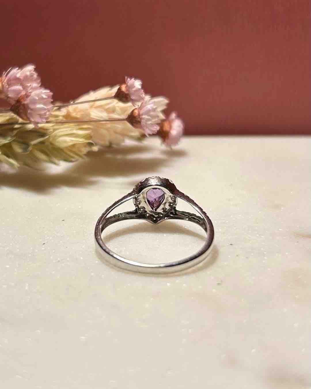 Bague Vintage Saphir Violet 0.75 carat et 43 Diamants "Téa" - Elliade Paris