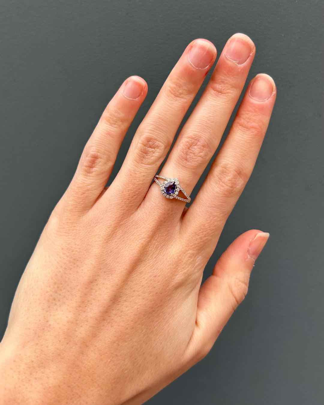 Bague Vintage Saphir Violet 0.75 carat et 43 Diamants "Téa" - Elliade Paris