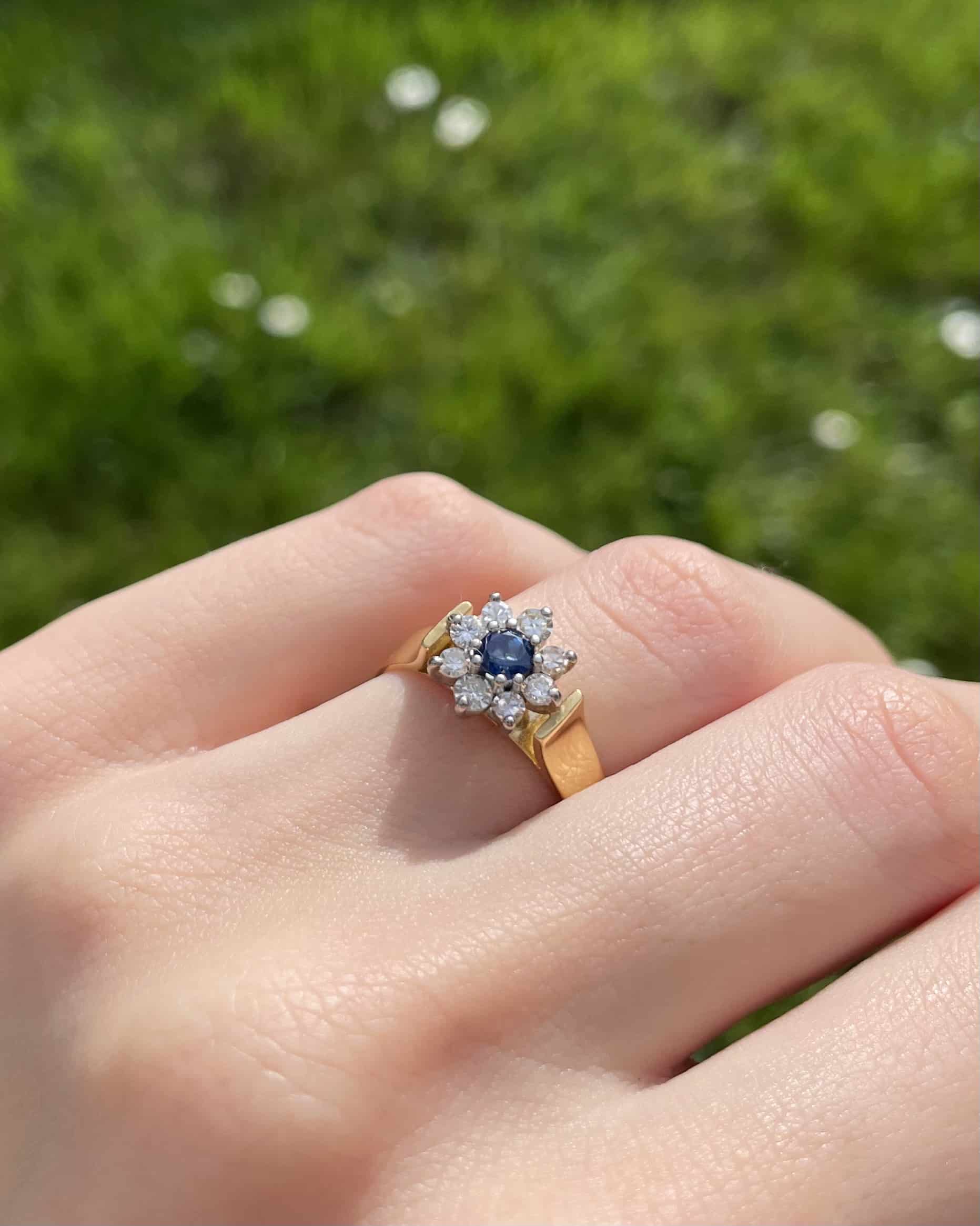 Anillo "Sydney" con zafiro y margarita de 8 diamantes