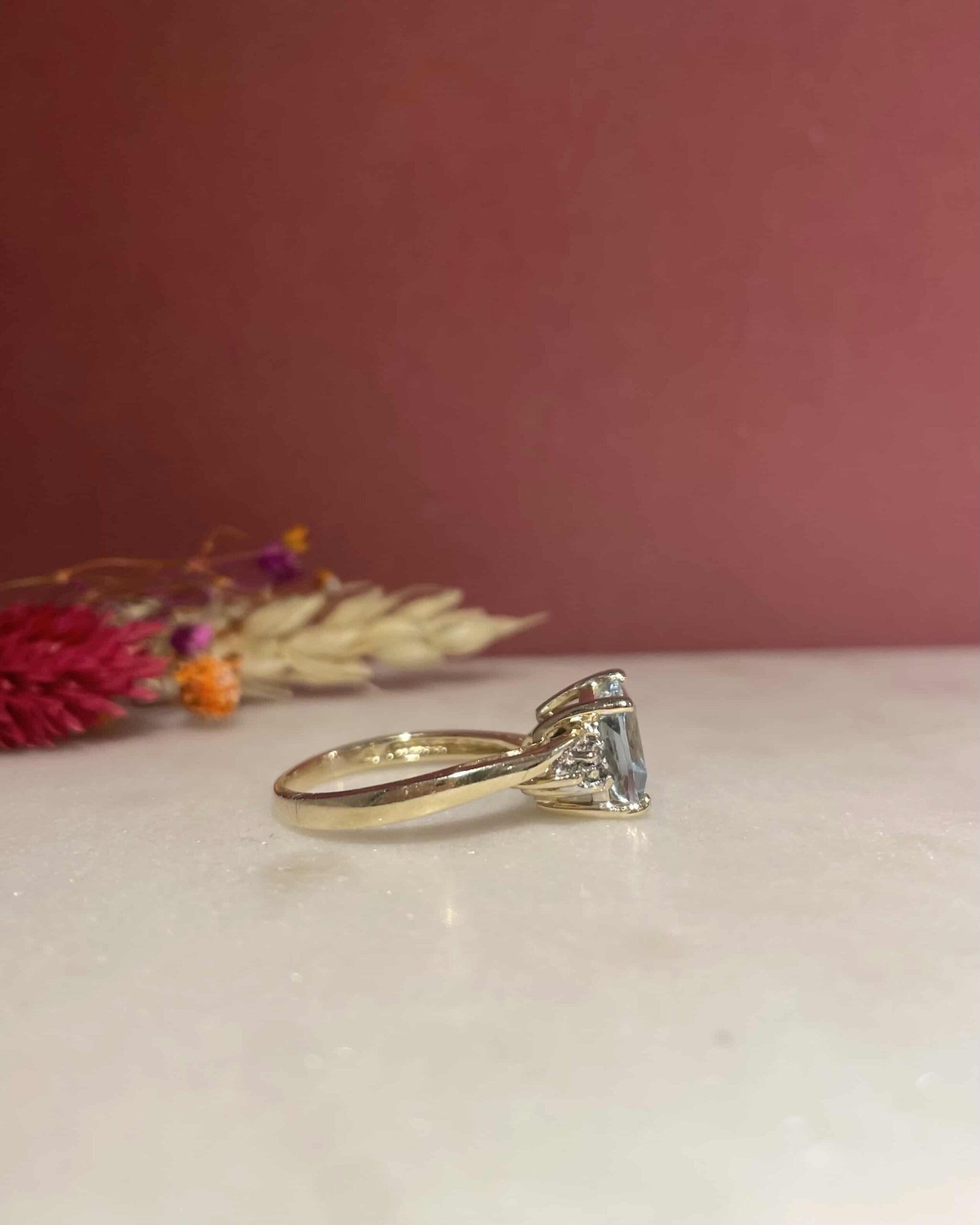 Anillo "Klervi" de trilogía de aguamarina y diamantes de 1,90 quilates