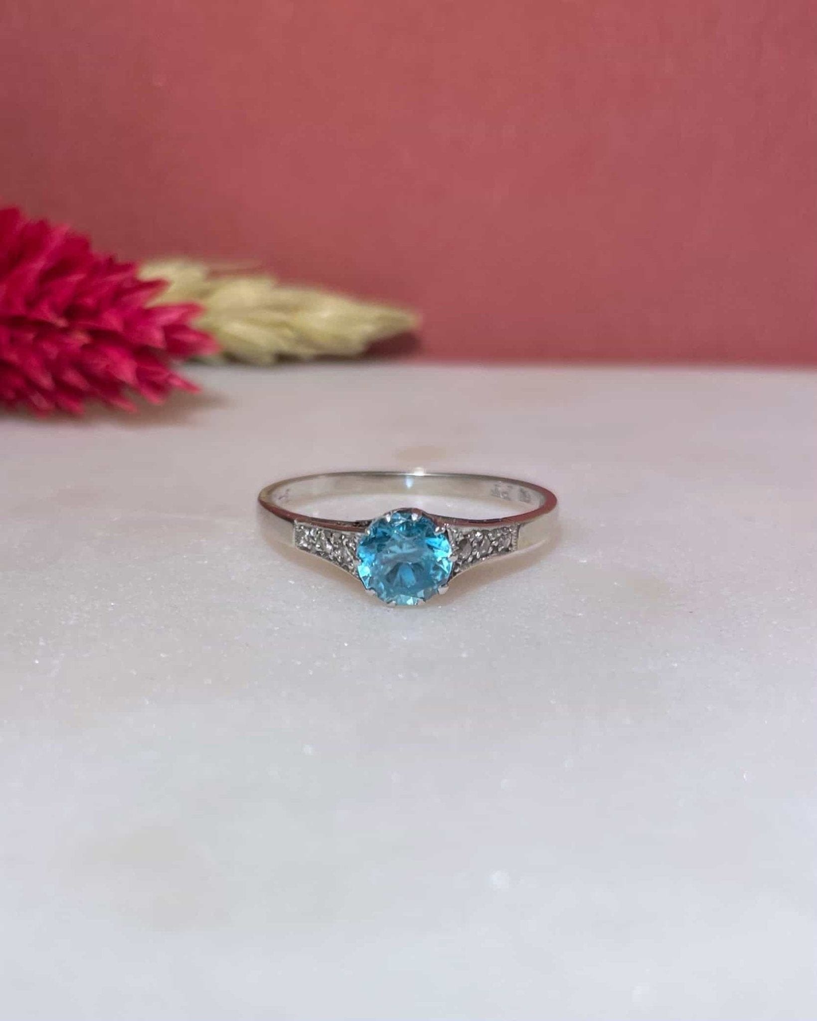Bague Vintage Solitaire Zircon 1 Carat & Diamants "Nira" - Elliade Paris