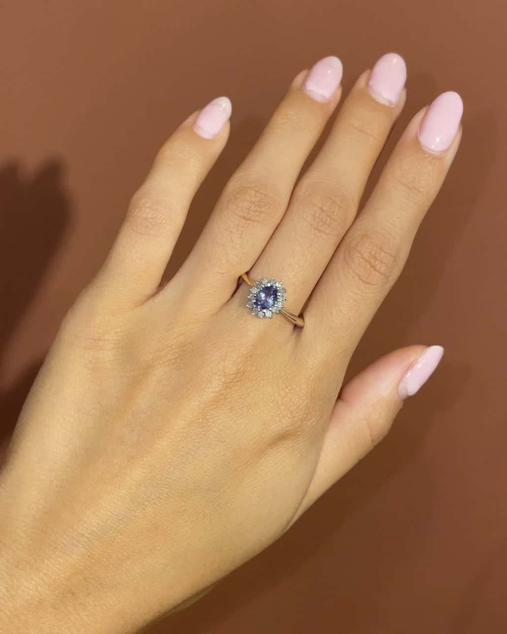 Anillo "Laura" de tanzanita y margarita de diamantes de 0,60 quilates