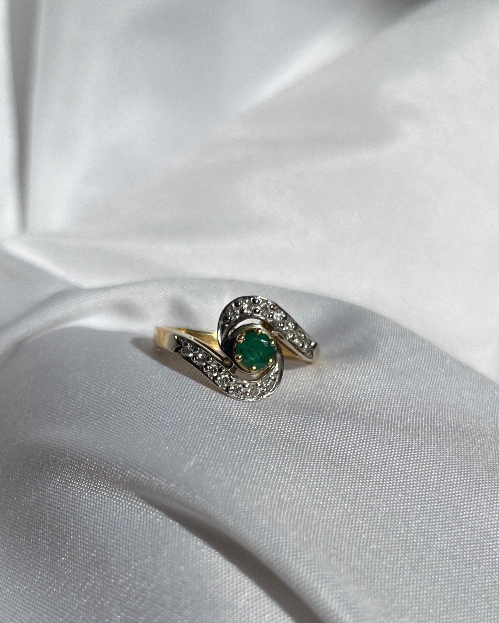 Bague vintage tourbillon émeraude & diamants "Macha" - Elliade Paris