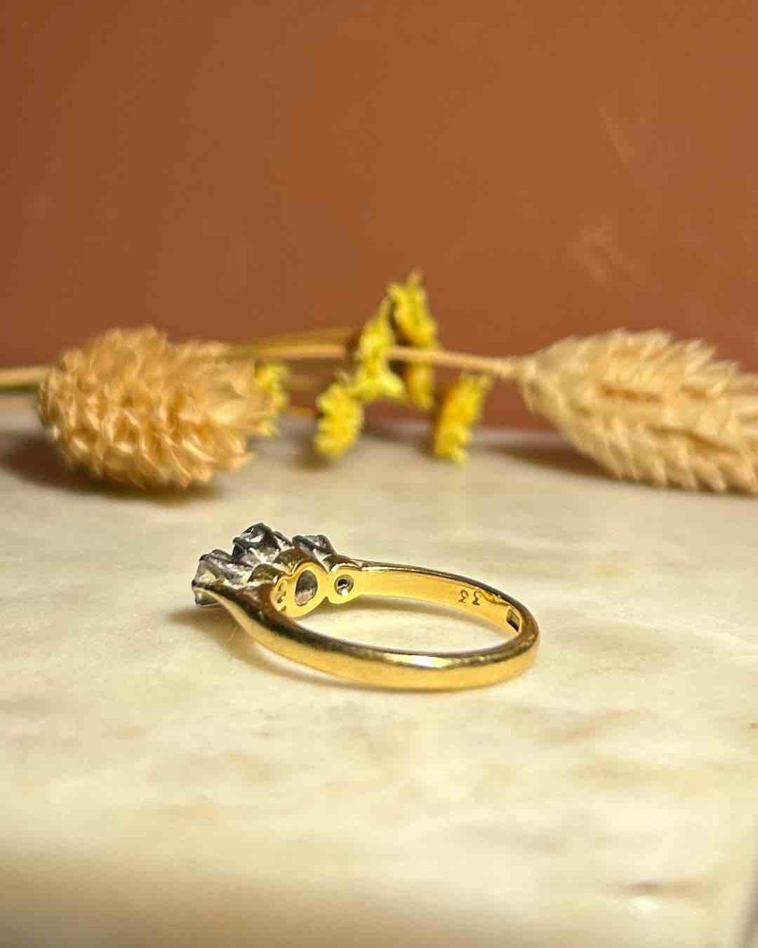 Anillo trilogía de zafiros y diamantes "Perrine"