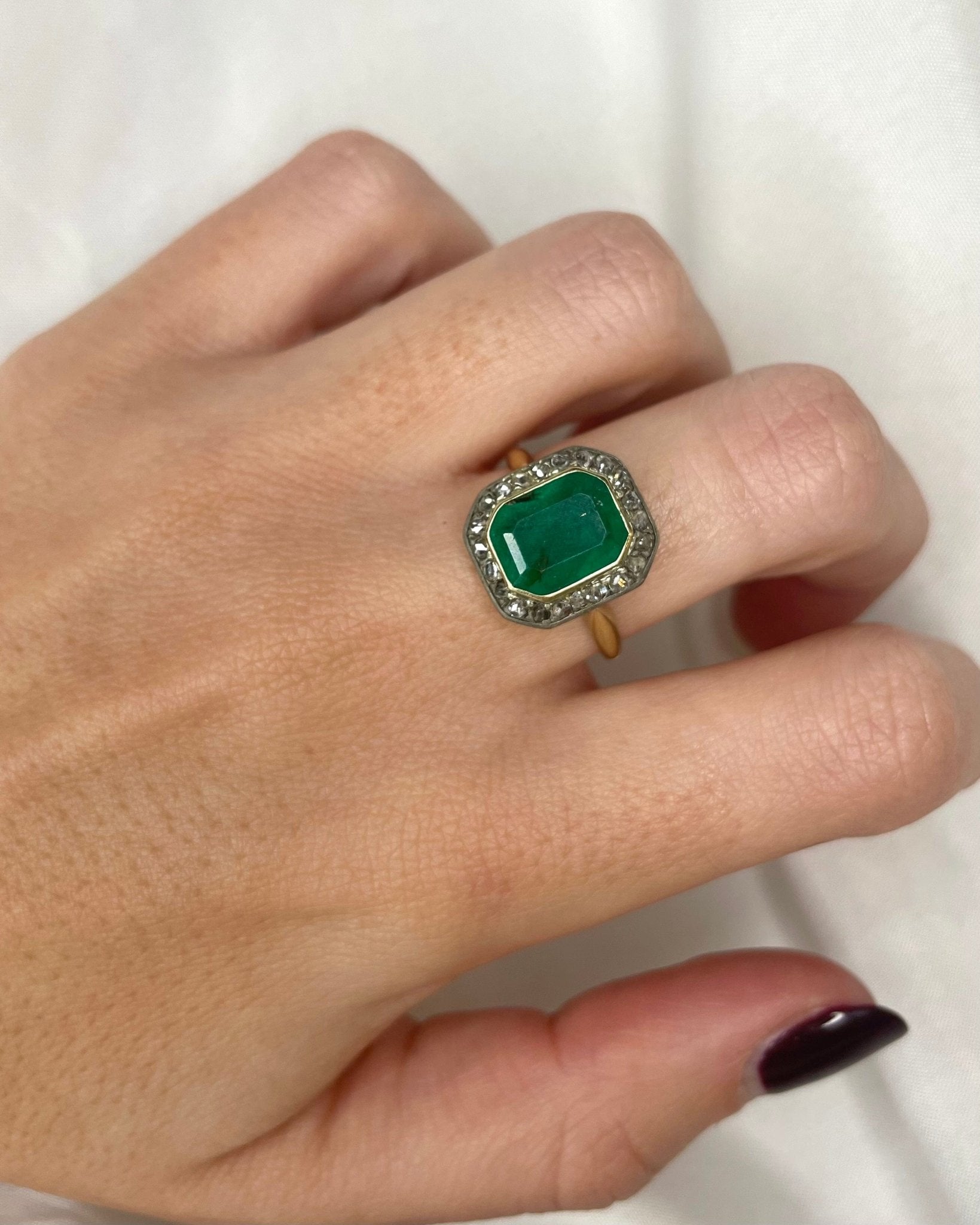 Bague XIXe siècle Marguerite Émeraude 2.65 carats & 22 Diamants "Ornella" - Elliade Paris