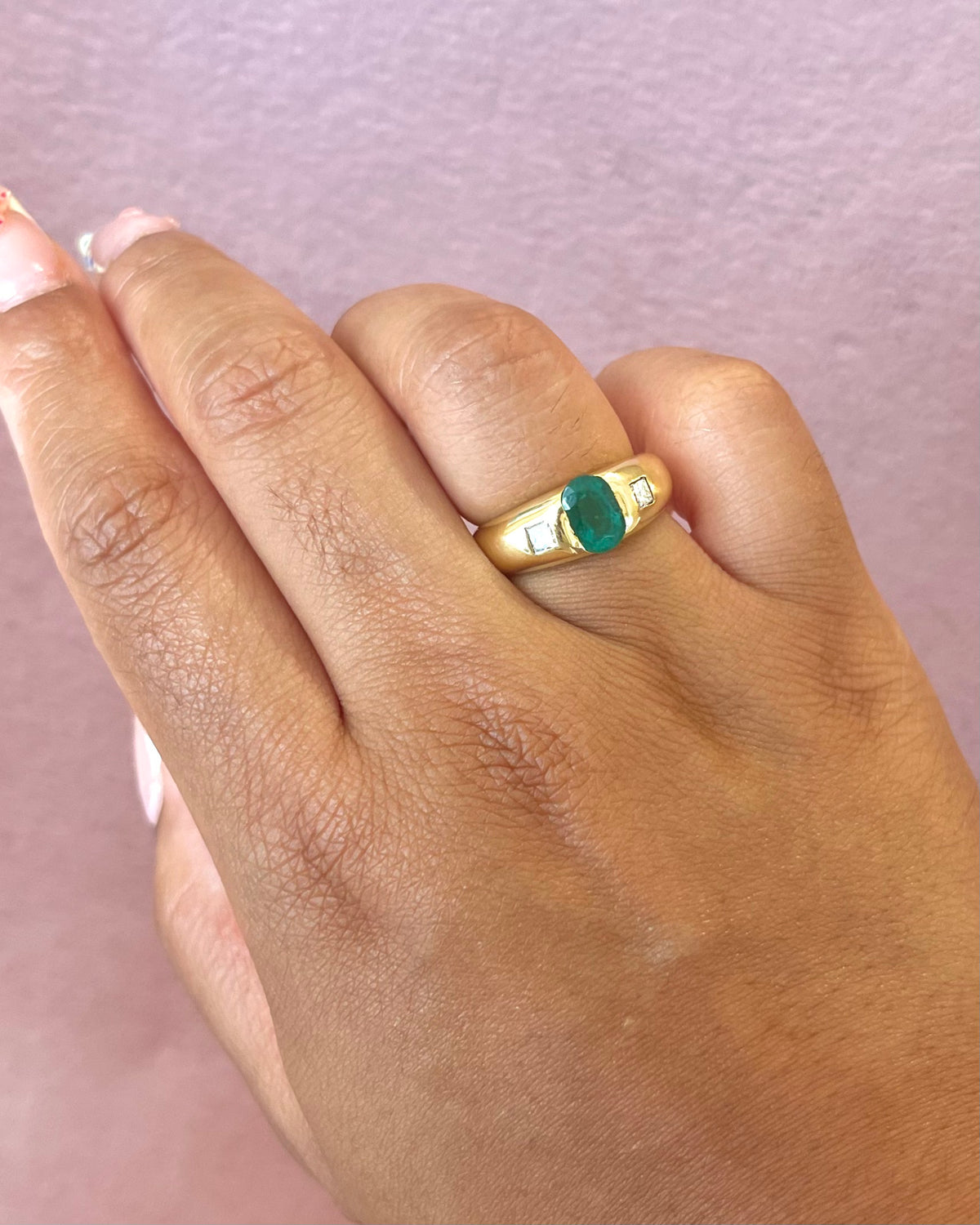 Anillo tipo alianza con esmeralda de 1.60 quilates y diamantes «Daphné»