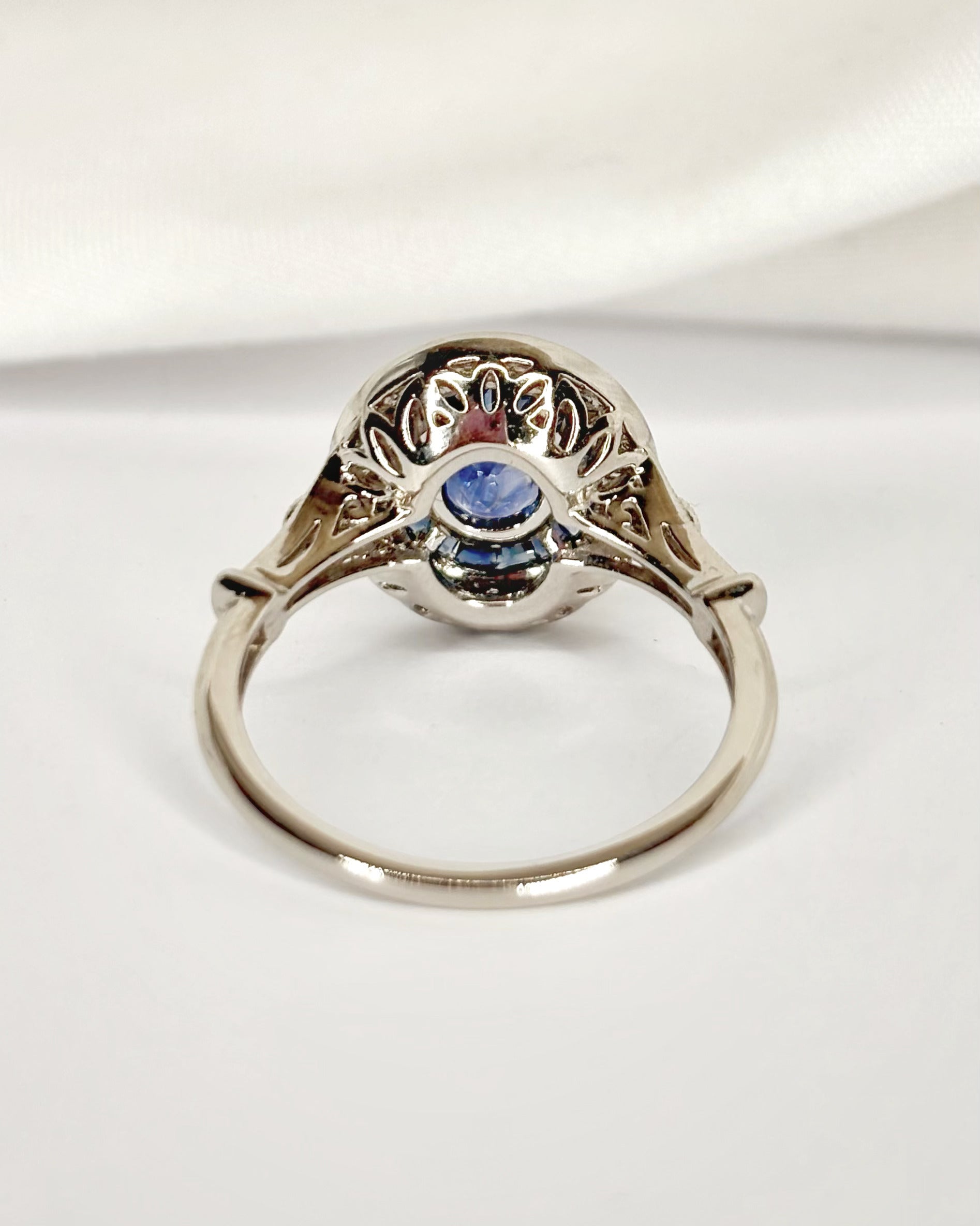 Anillo estilo Art Déco con zafiro de Ceilán de 0,67 quilates y diamantes de 0,22 quilates "Manuela"