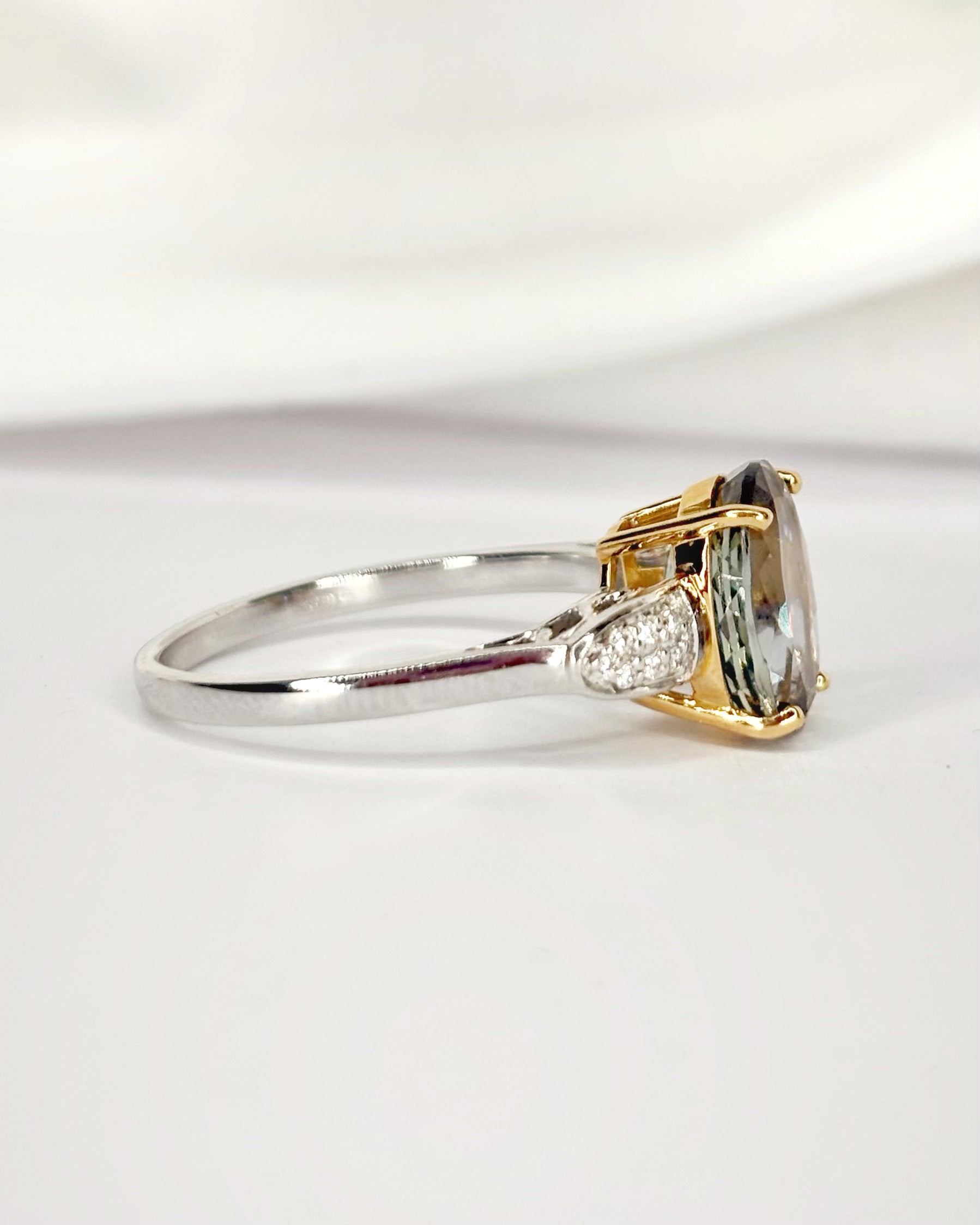 Anillo Solitario Tanzanita 2.95 quilates y Diamantes "Cyndelle"