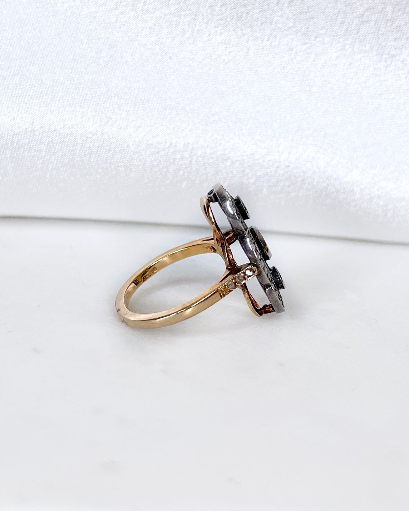 Bague Art-Déco Rubis 0.70 carat & 42 Diamants "Élise"