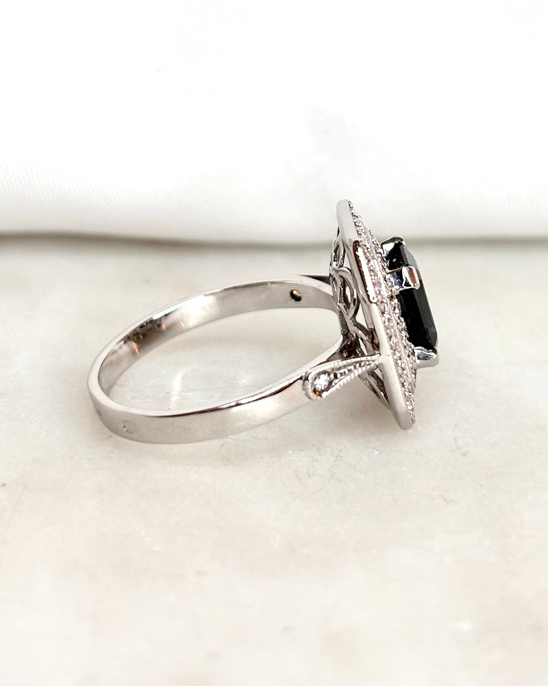 Bague Style Art Déco Saphir 1 carat & 42 Diamants "Ninon"