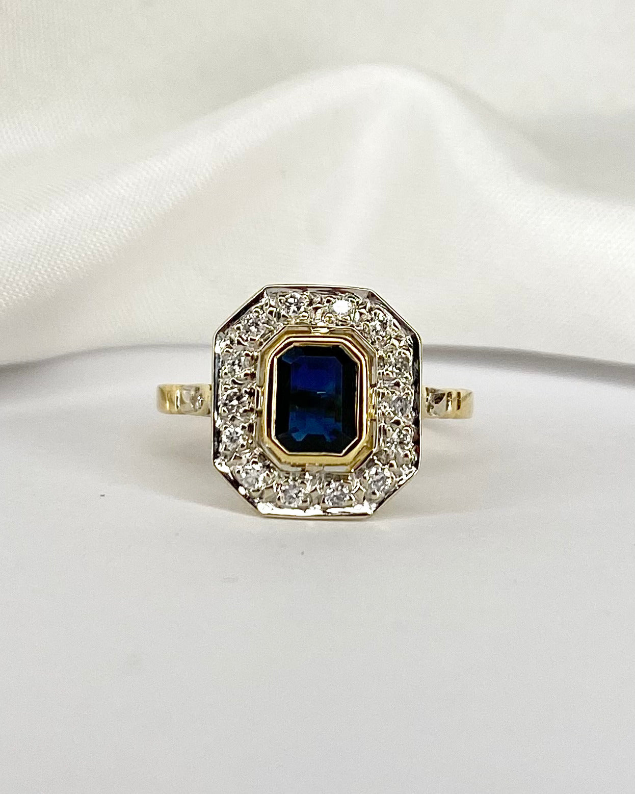 Bague Style Art Déco Saphir 0.85 carat & 16 Diamants "Inès"