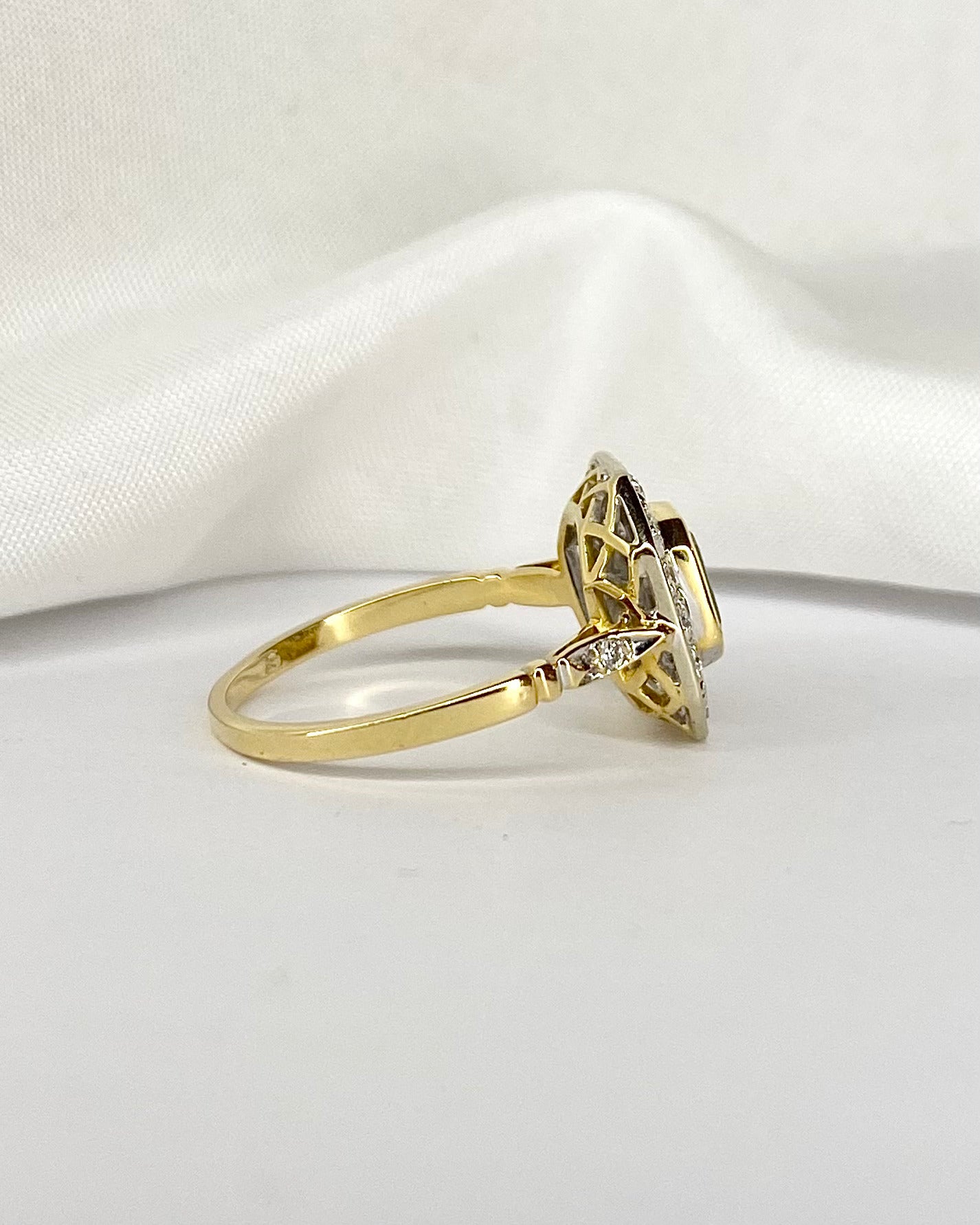 Bague Style Art Déco Saphir 0.85 carat & 16 Diamants "Inès"