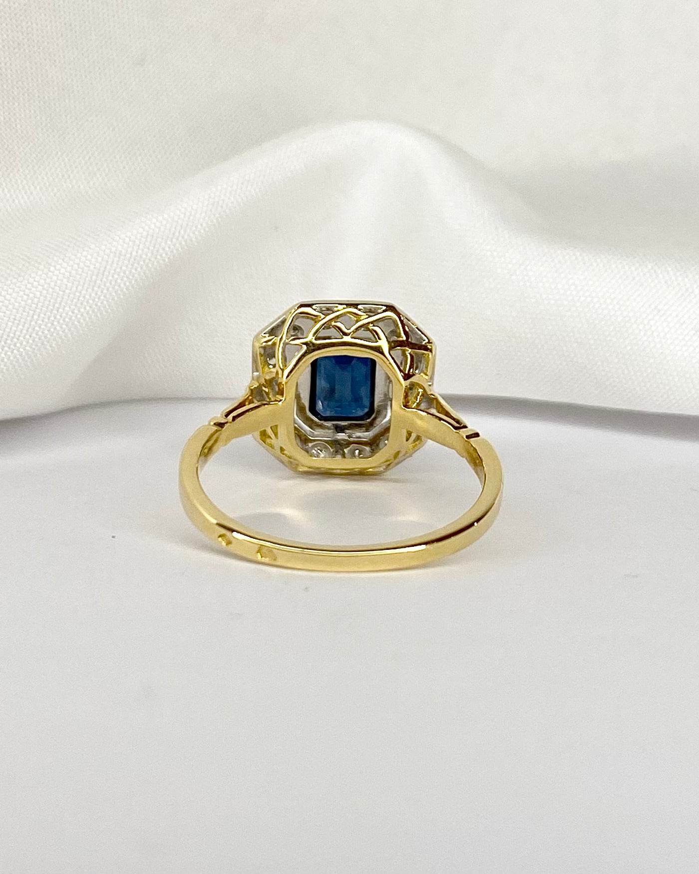 Bague Style Art Déco Saphir 0.85 carat & 16 Diamants "Inès"