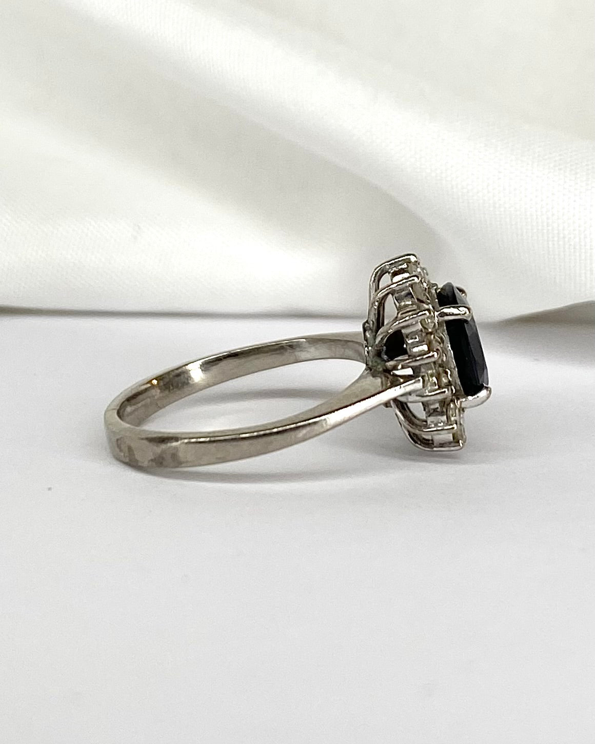 Bague Marguerite Saphir 1.20 carat & 14 Diamants "Gina"