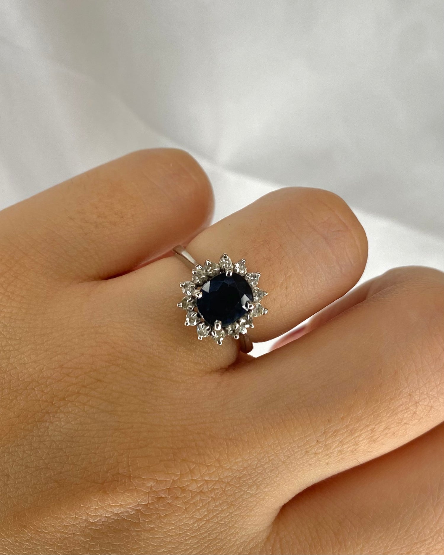 Bague Marguerite Saphir 1.20 carat & 14 Diamants "Gina"