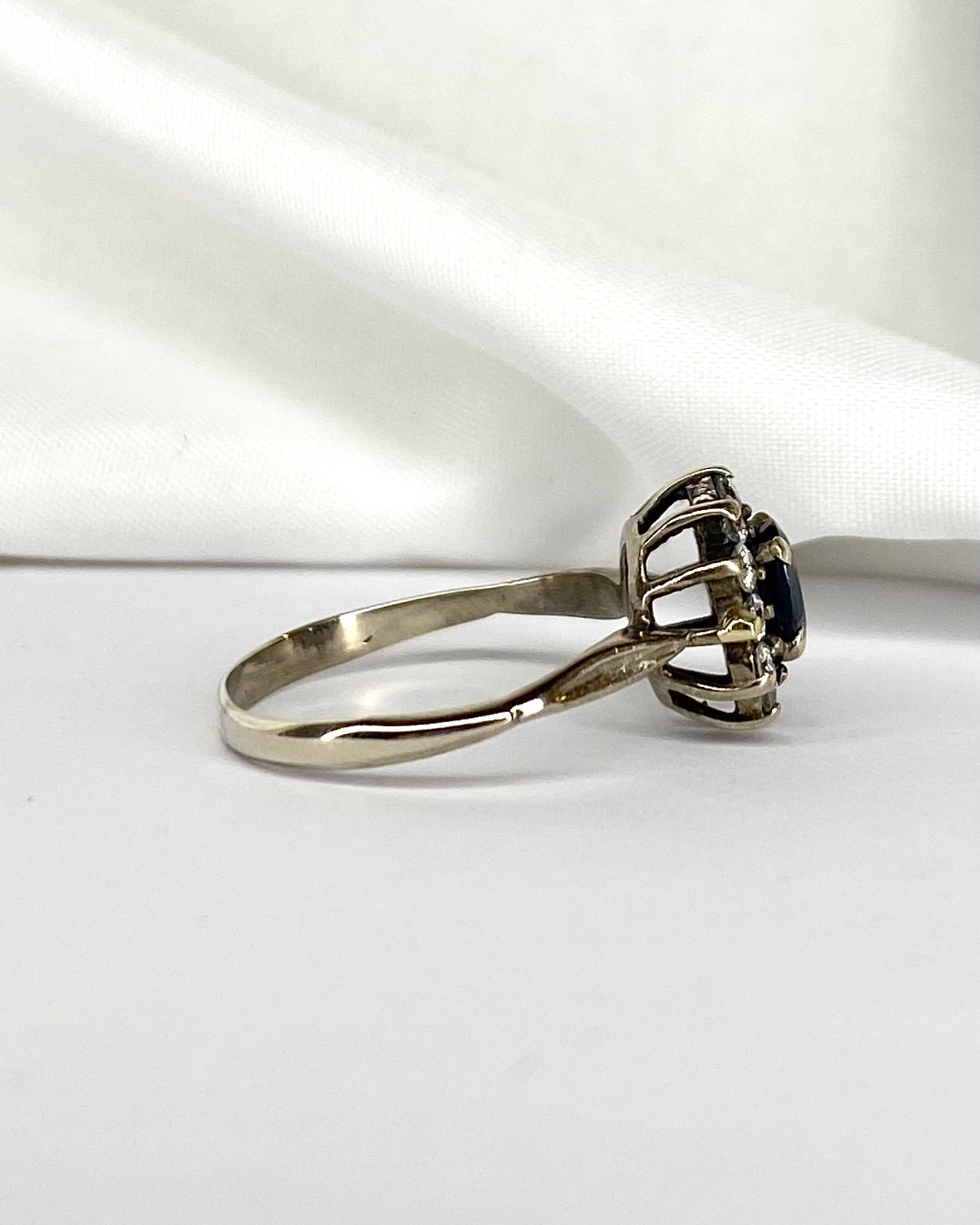 Bague Marguerite Saphir 0.90 carat & 12 Diamants "Amalia"