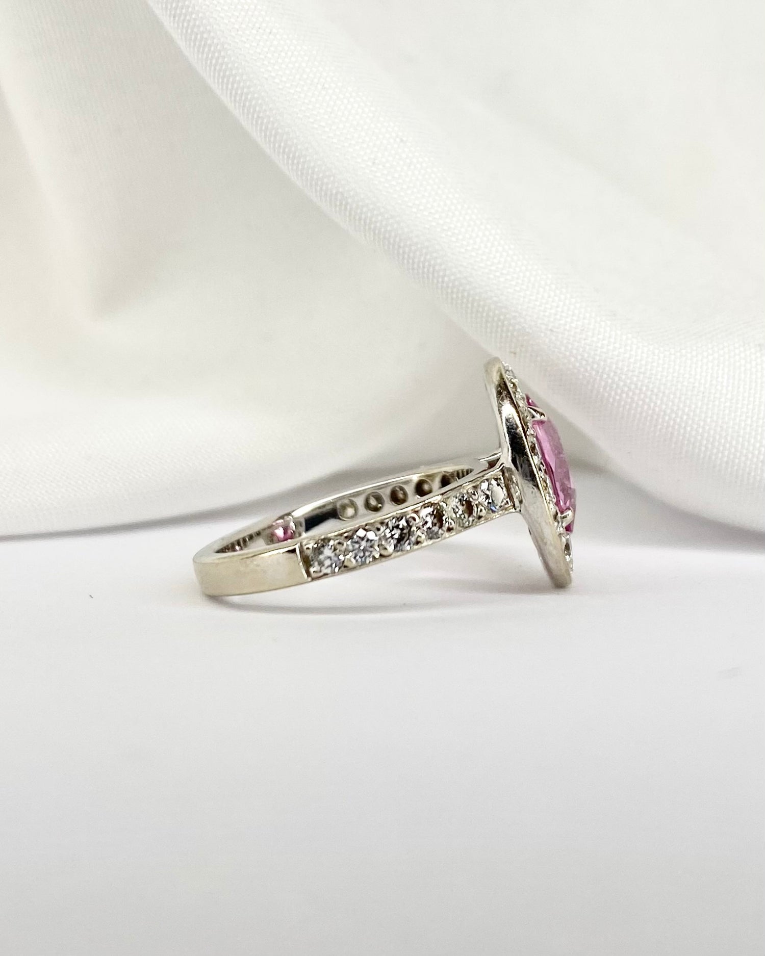 Bague Style Art-déco Saphir Rose 2.32 carats & Diamants 0.81 carat "Rosie"