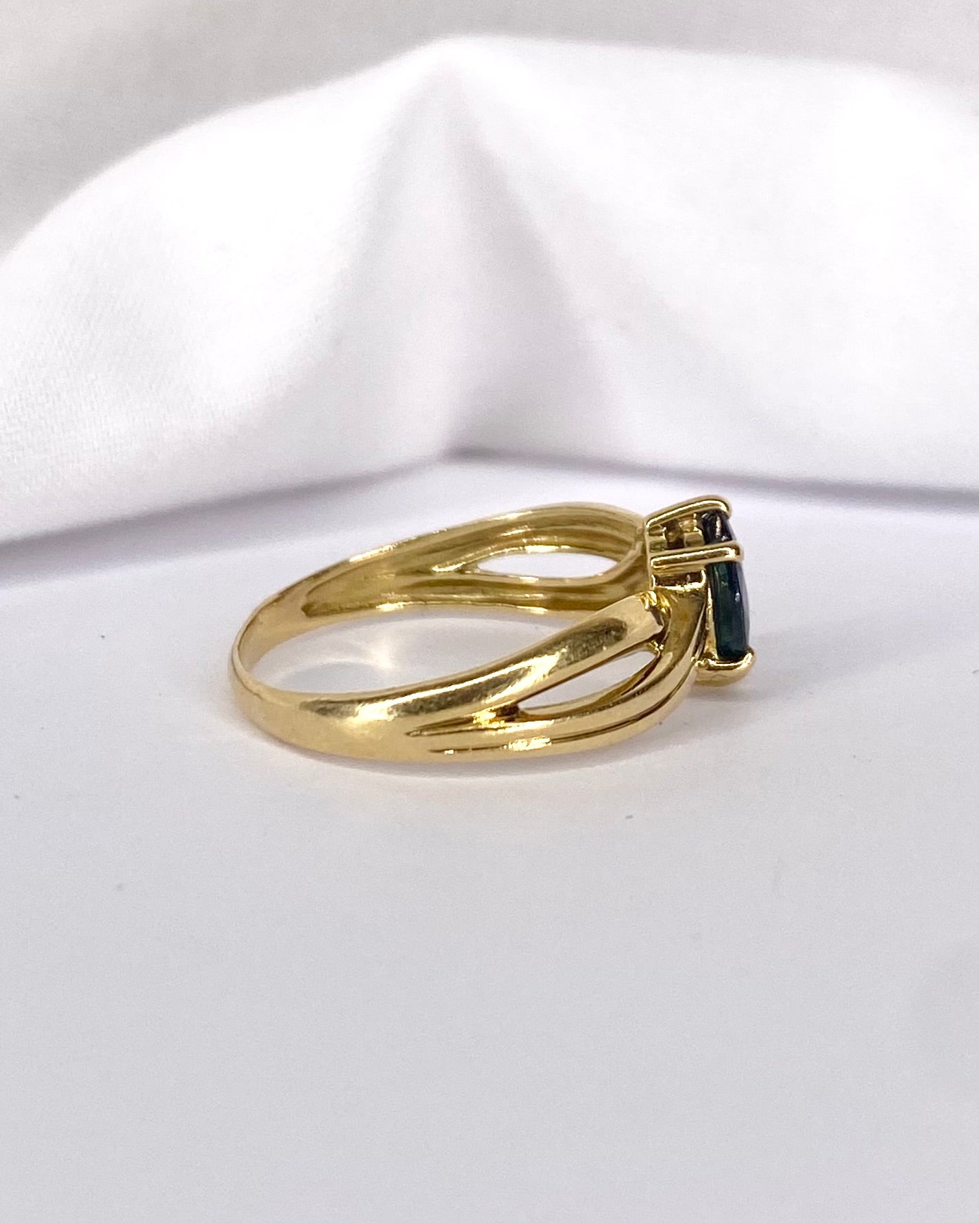 Bague tourbillon Saphir 0.63 carat "Loeva"