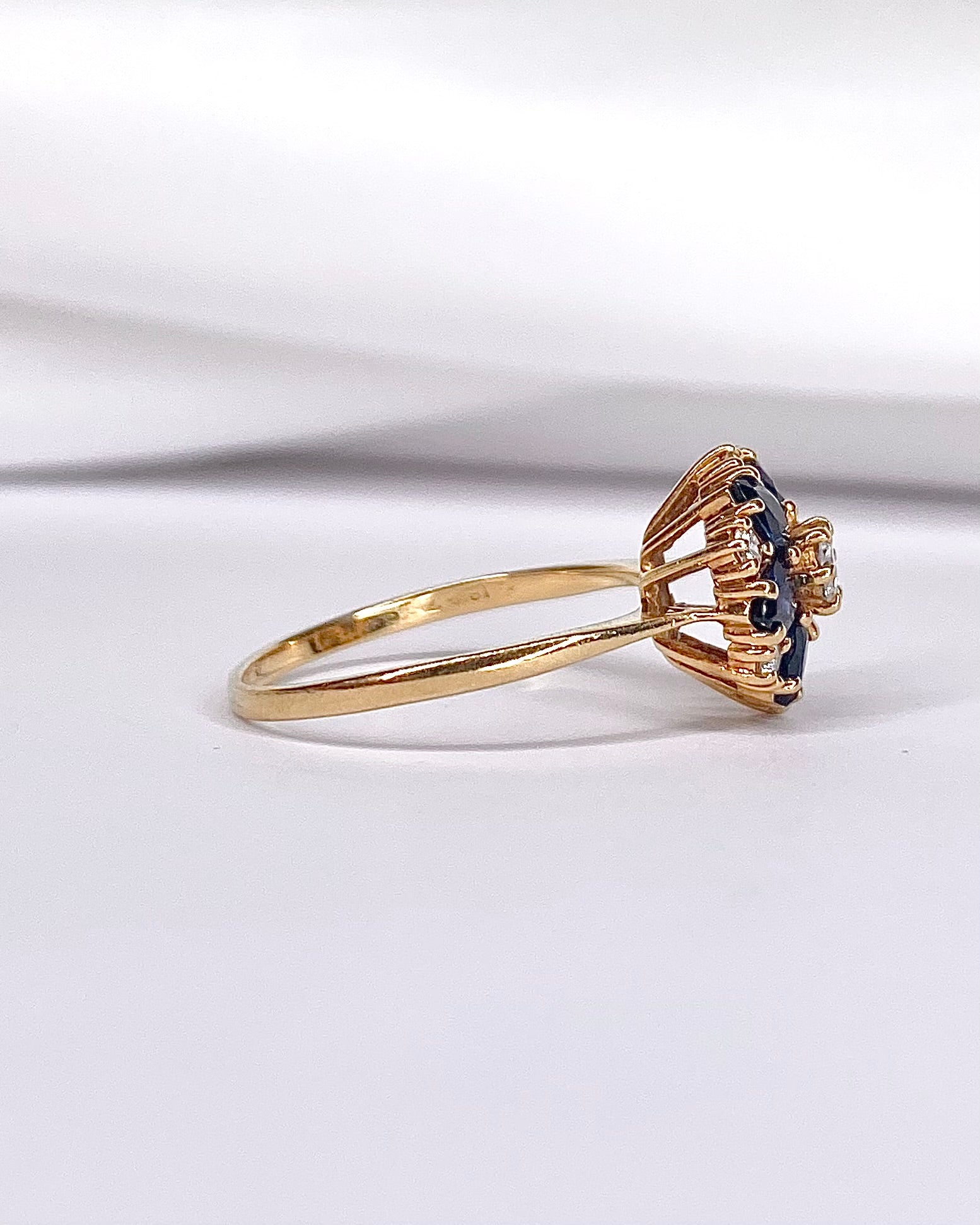 Bague Marguerite Diamants 0.39 carat & Saphirs "Katiba" - Elliade Paris