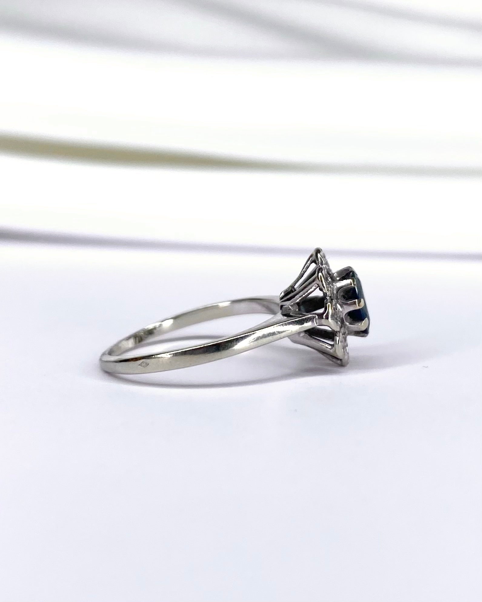 Bague Marguerite Saphir 0.40 carat & 8 Diamants "Agata"