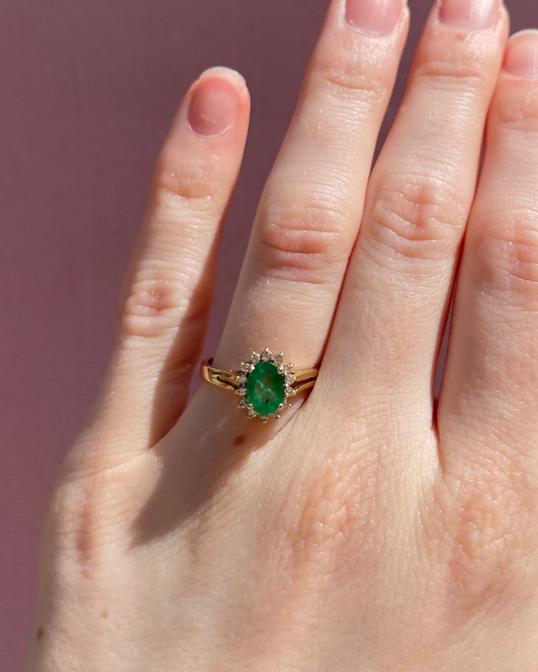 Anillo Margarita Esmeralda 0.85 Quilates y Diamantes "Paula"