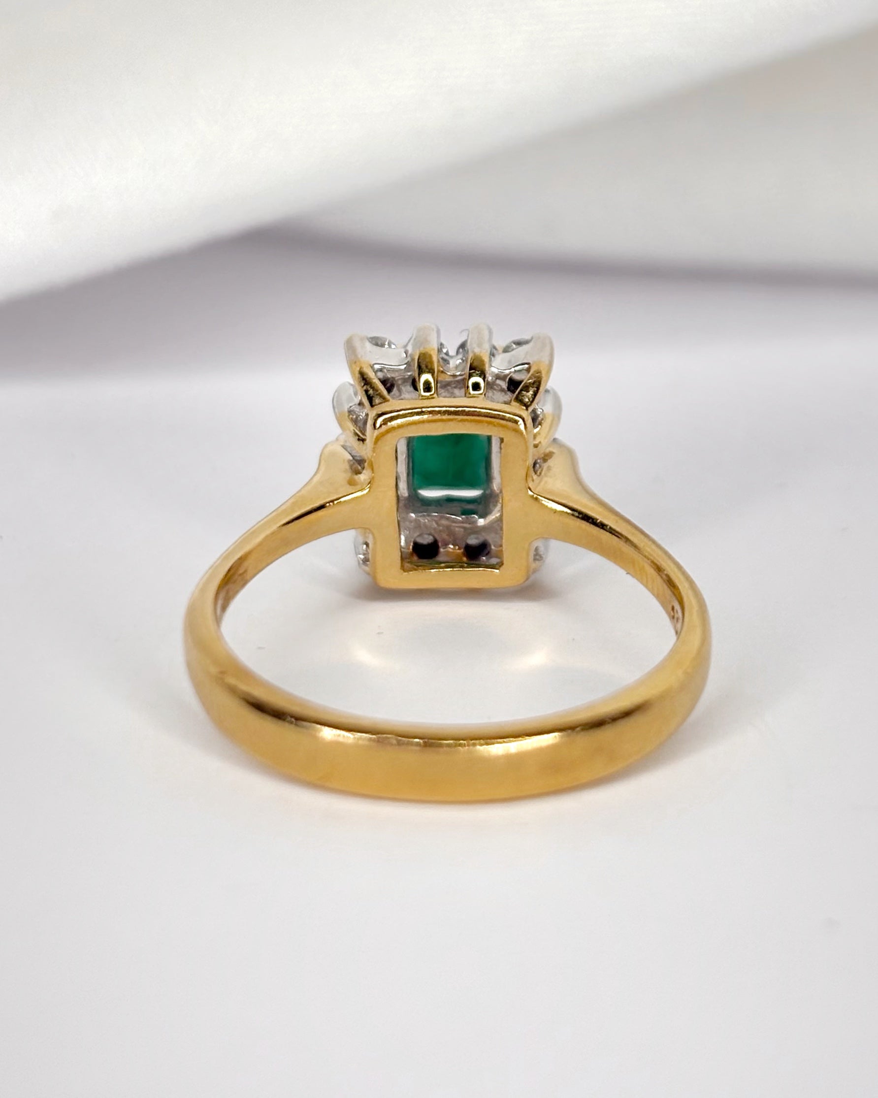 Marguerite Emerald Ring 0.60 carat, Diamonds 0.28 carat & Gold 4.61 g "Rahma"
