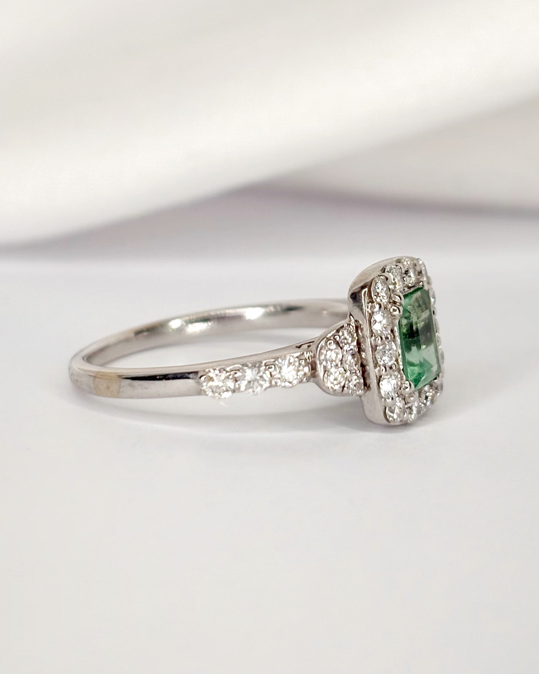 Bague Style Art-Déco Émeraude 0.90 carat & Diamants 0.52 carat "Malicia"
