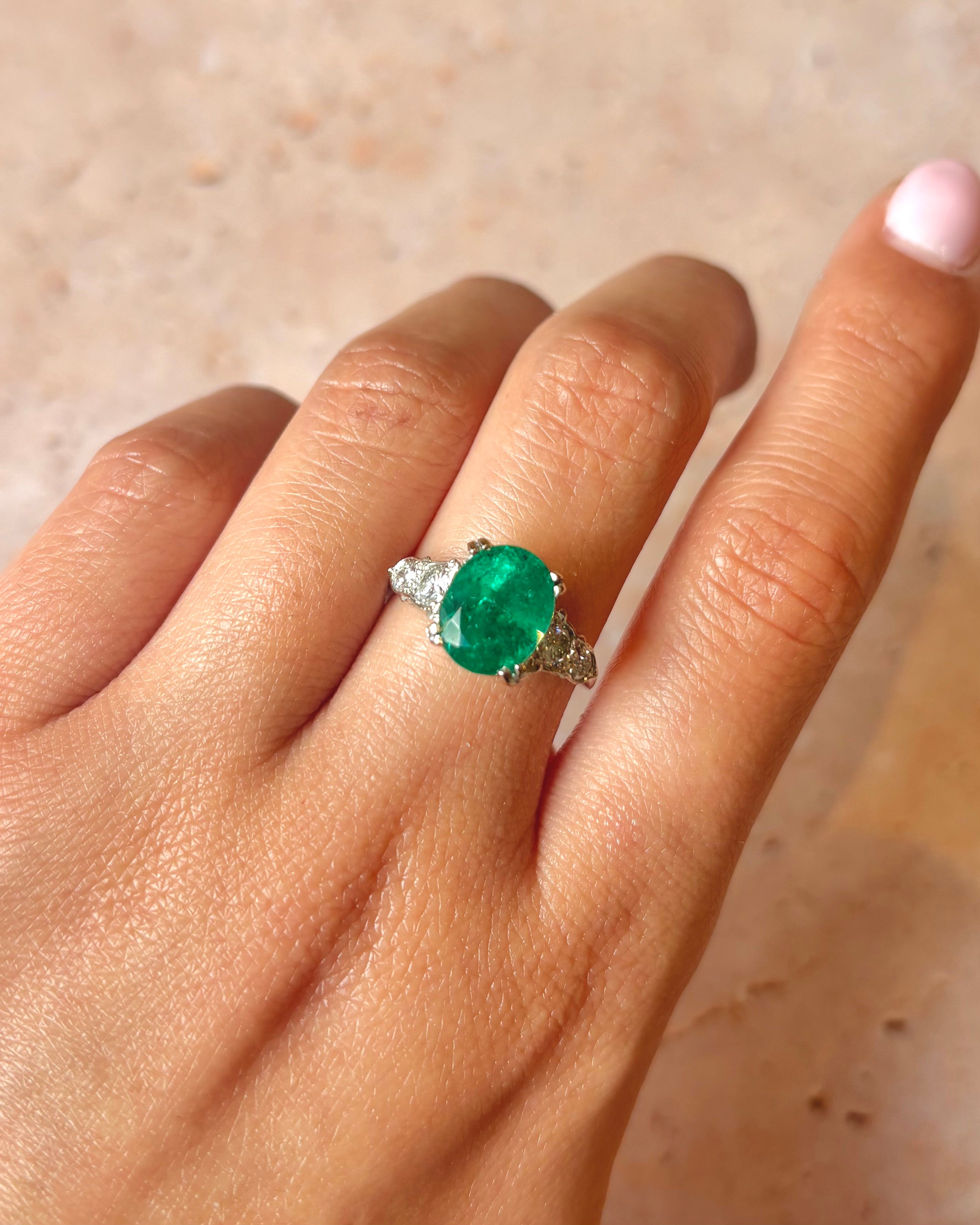 Emerald Trilogy Ring 3.10 carats, Diamonds 0.34 carat, Gold & Platinum "Astrid"