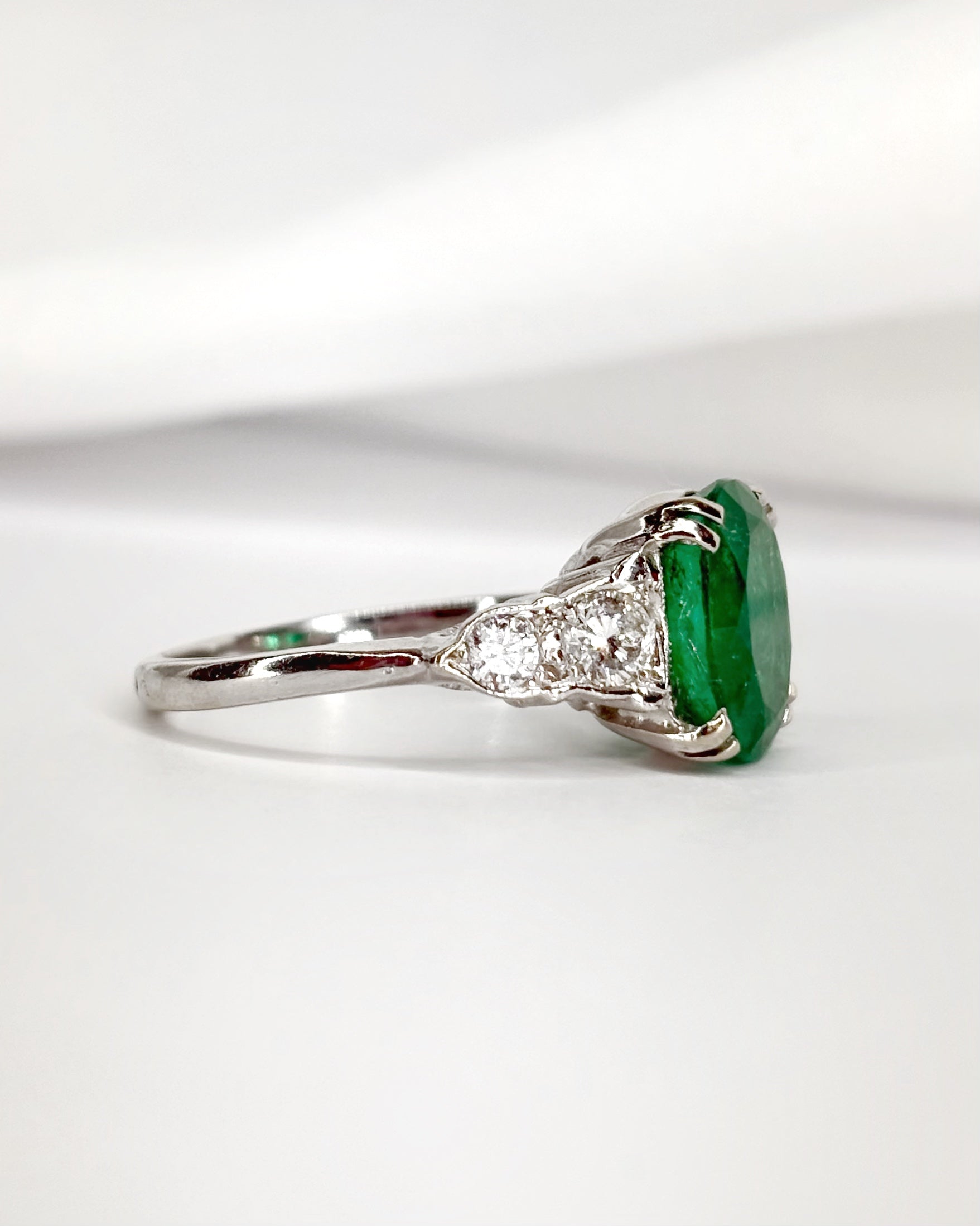 Emerald Trilogy Ring 3.10 carats, Diamonds 0.34 carat, Gold & Platinum "Astrid"