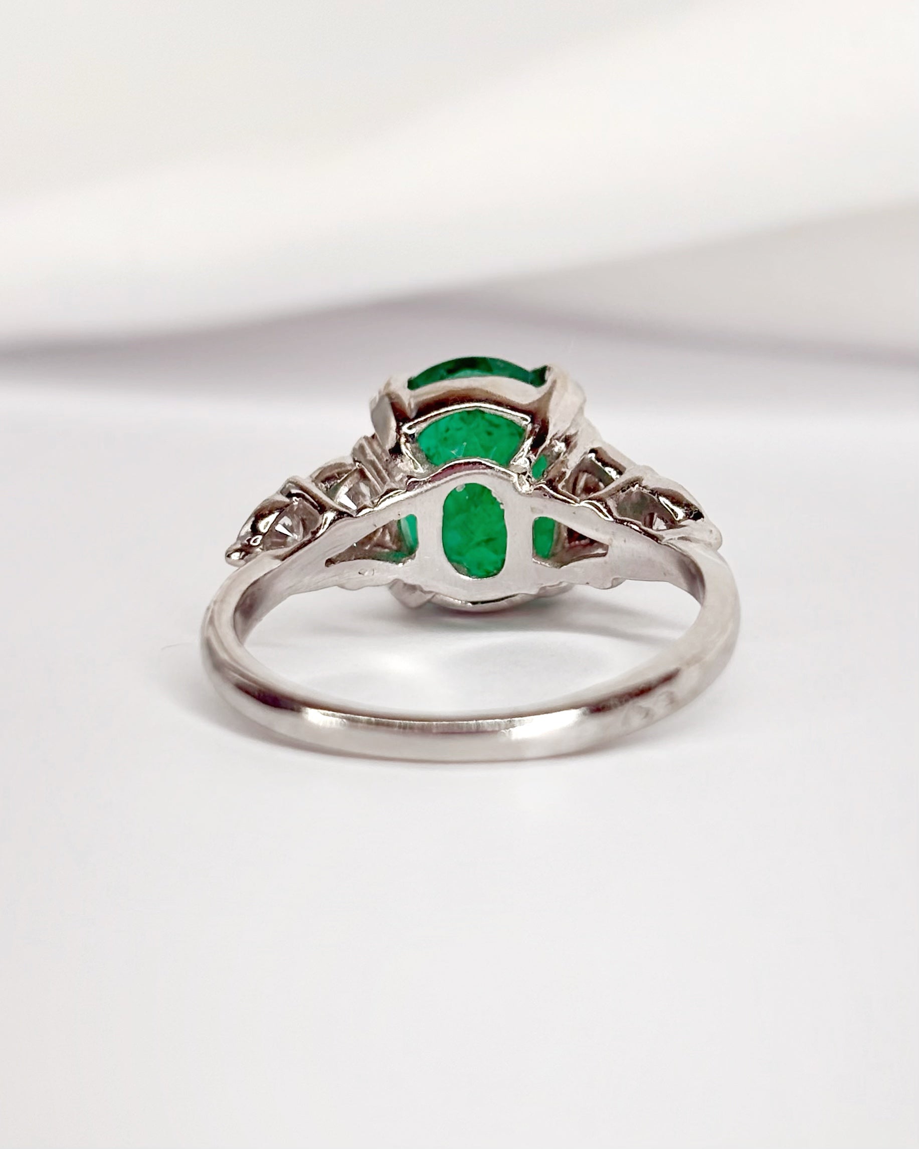 Emerald Trilogy Ring 3.10 carats, Diamonds 0.34 carat, Gold & Platinum "Astrid"